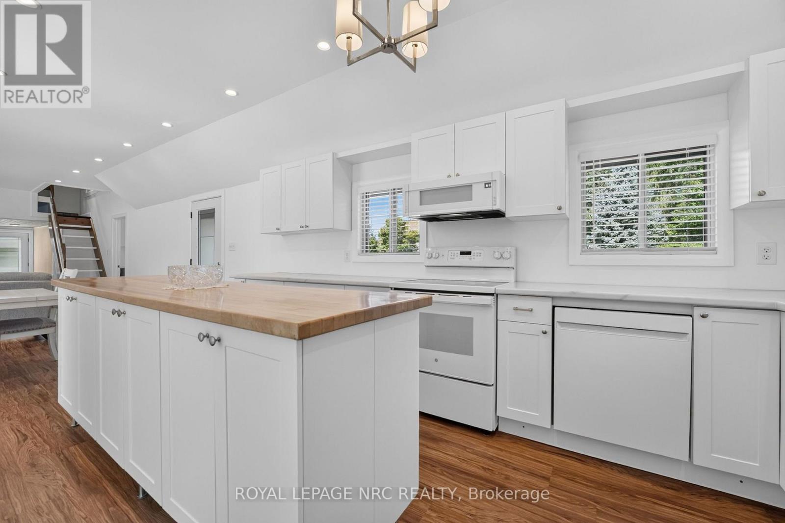 












220 ROSEWOOD AVENUE

,
Fort Erie (Crystal Beach),




Ontario
L0S1B0

