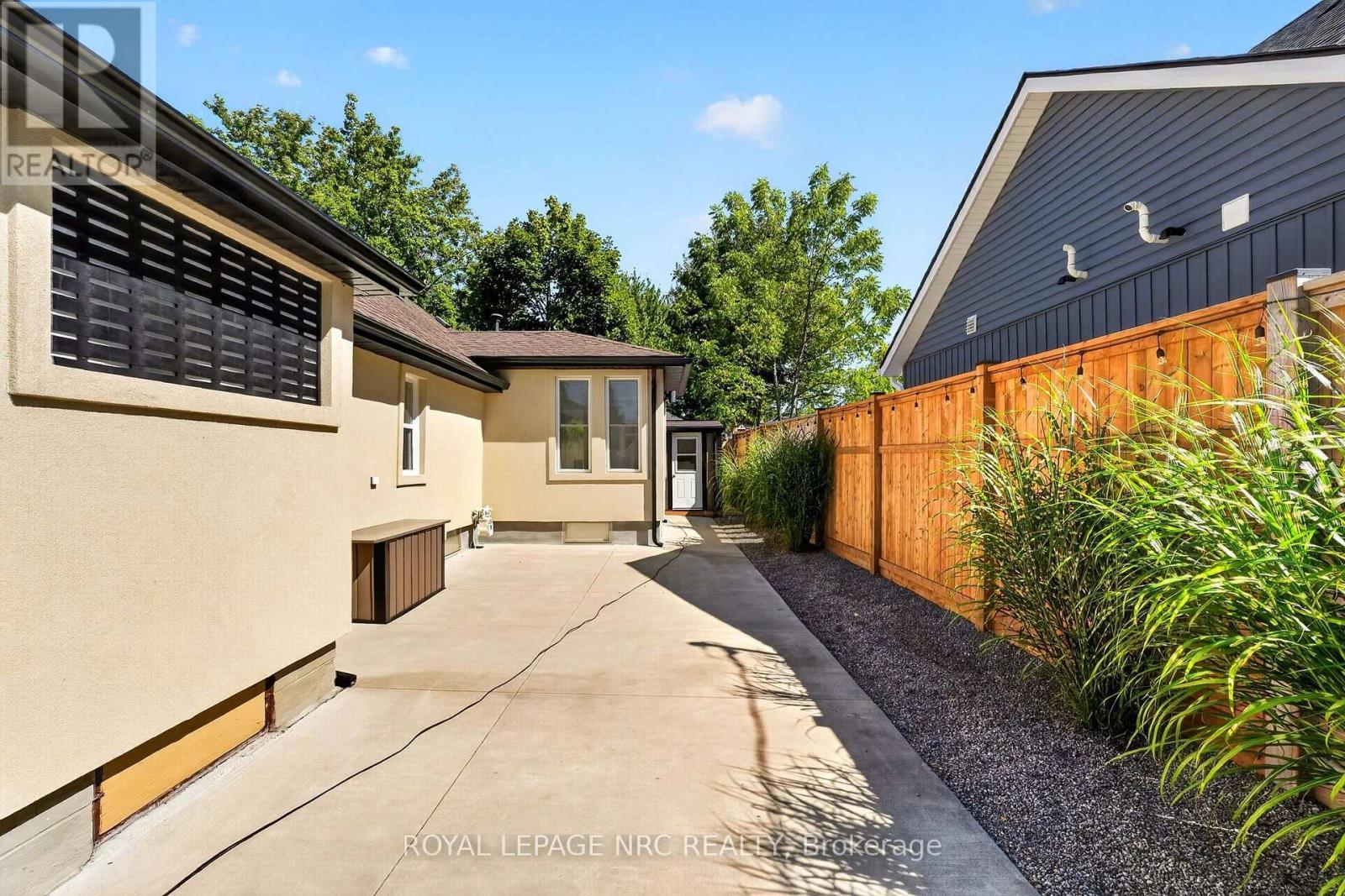 












220 ROSEWOOD AVENUE

,
Fort Erie (Crystal Beach),




Ontario
L0S1B0

