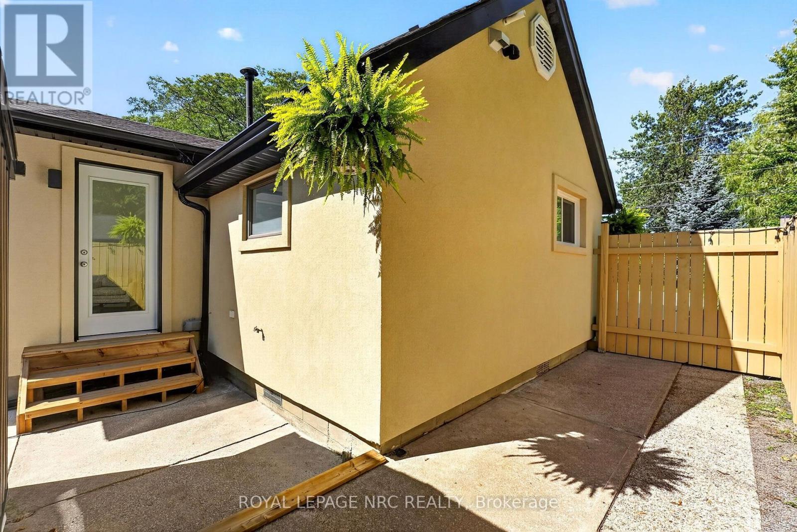 












220 ROSEWOOD AVENUE

,
Fort Erie (Crystal Beach),




Ontario
L0S1B0

