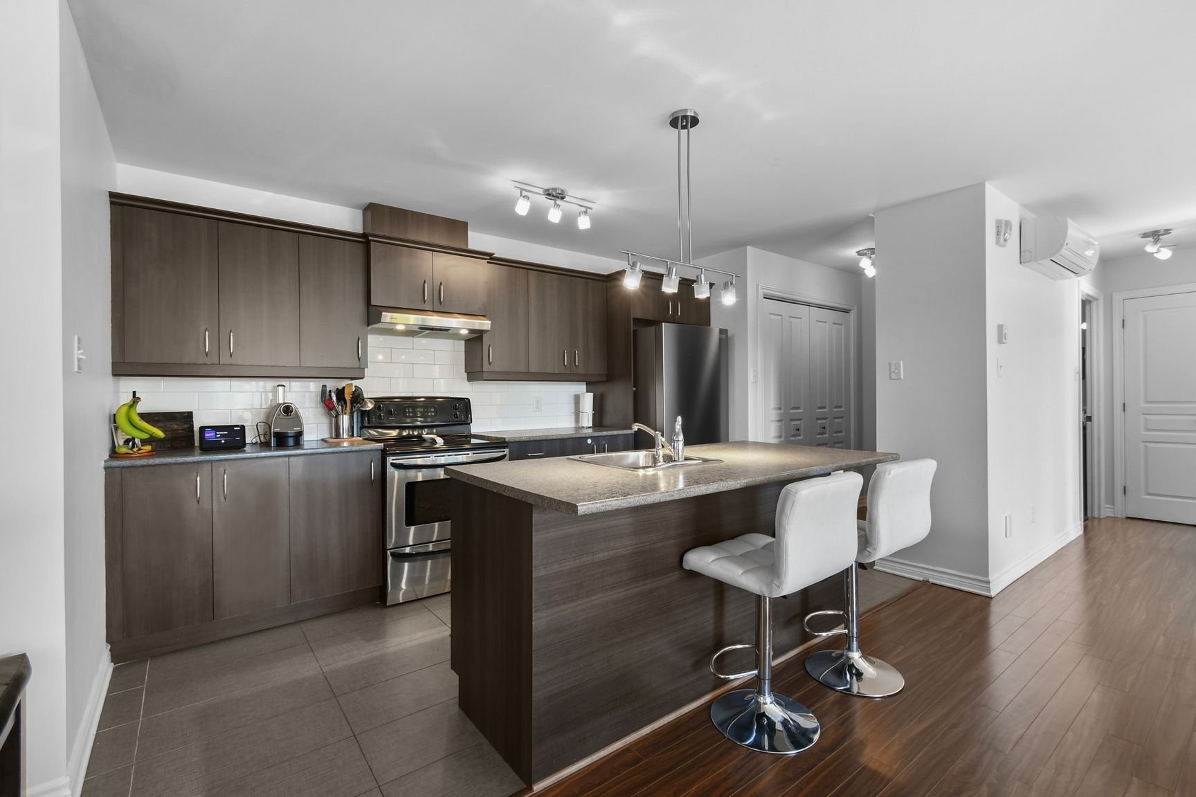 









8015


Rue de Londres

, 6,
Brossard,




QC
J4Y0K5

