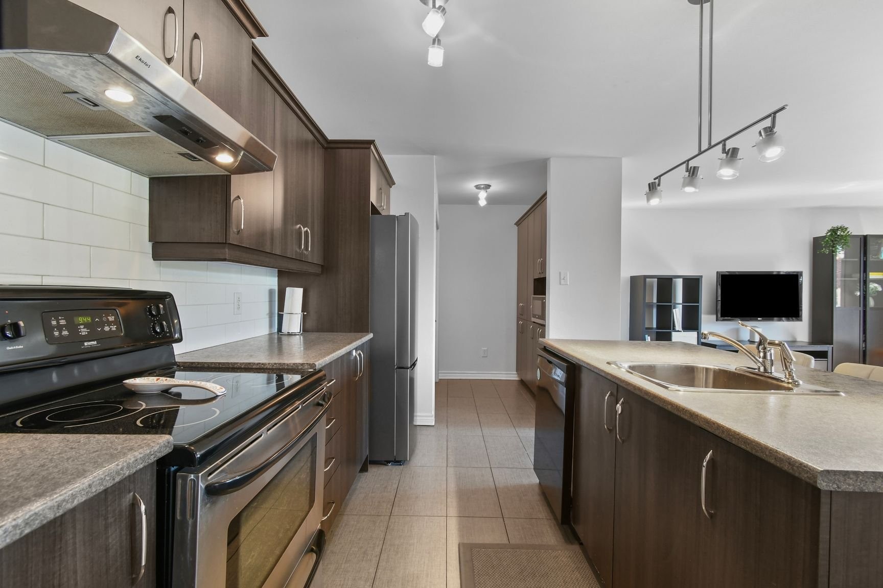 









8015


Rue de Londres

, 6,
Brossard,




QC
J4Y0K5

