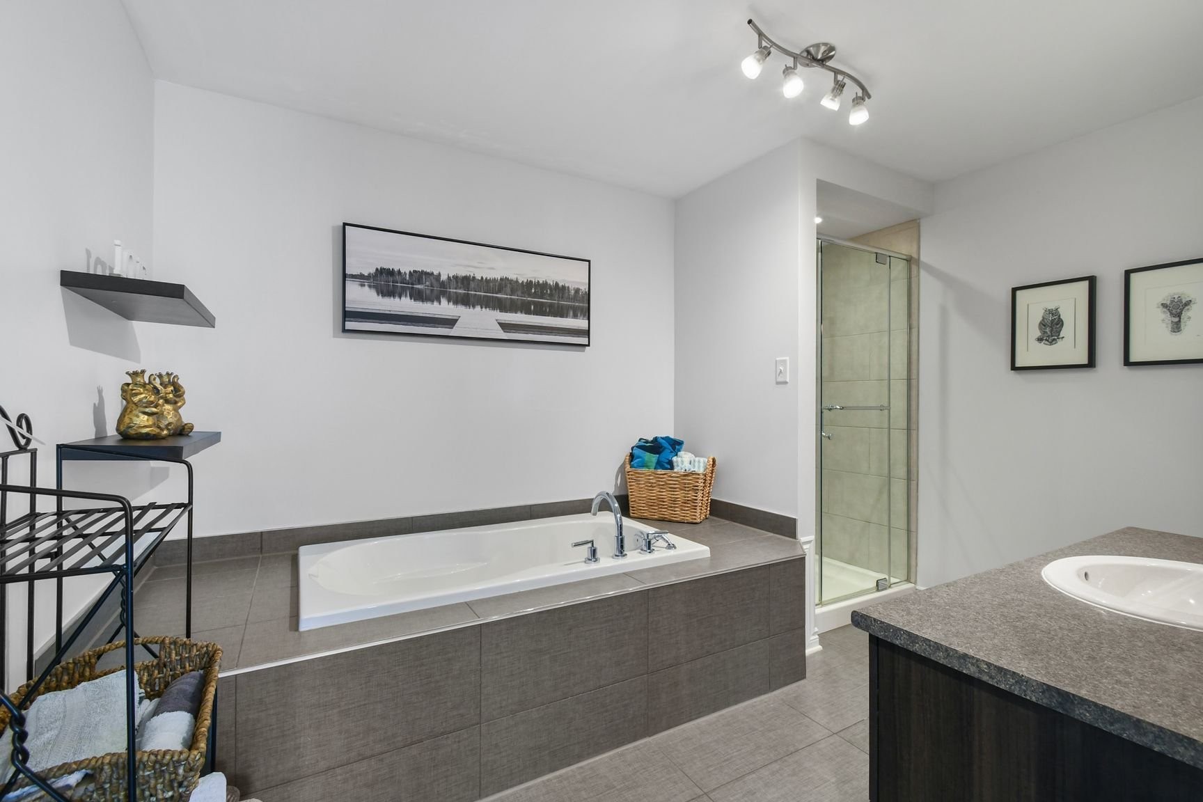 









8015


Rue de Londres

, 6,
Brossard,




QC
J4Y0K5

