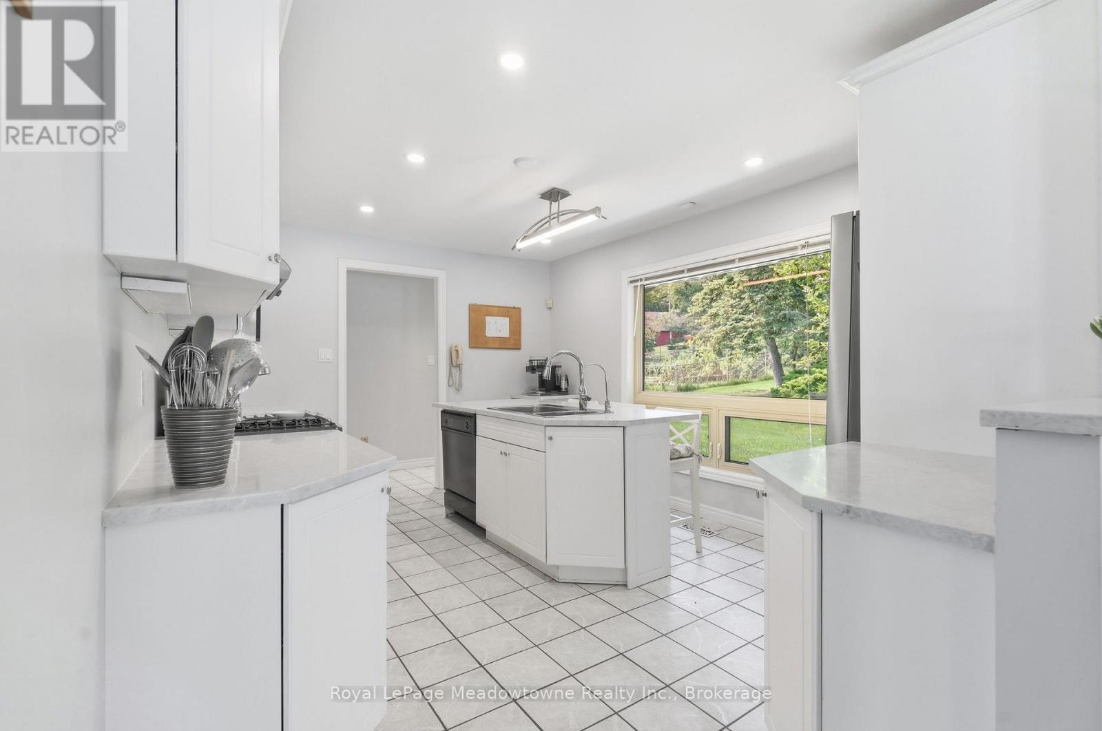 












7053 APPLEBY LINE

,
Milton,




Ontario
L9T2Y1

