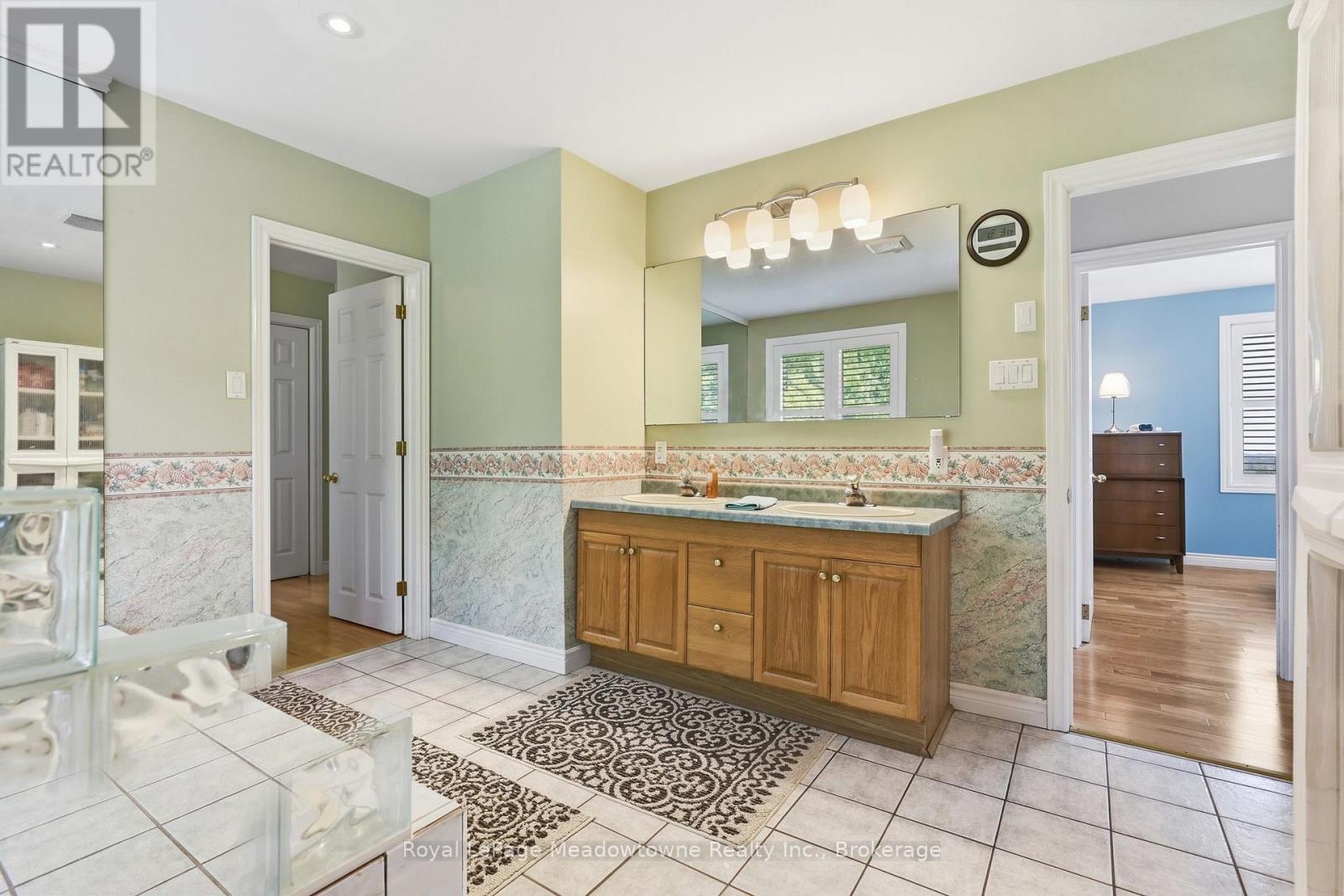 












7053 APPLEBY LINE

,
Milton,




Ontario
L9T2Y1

