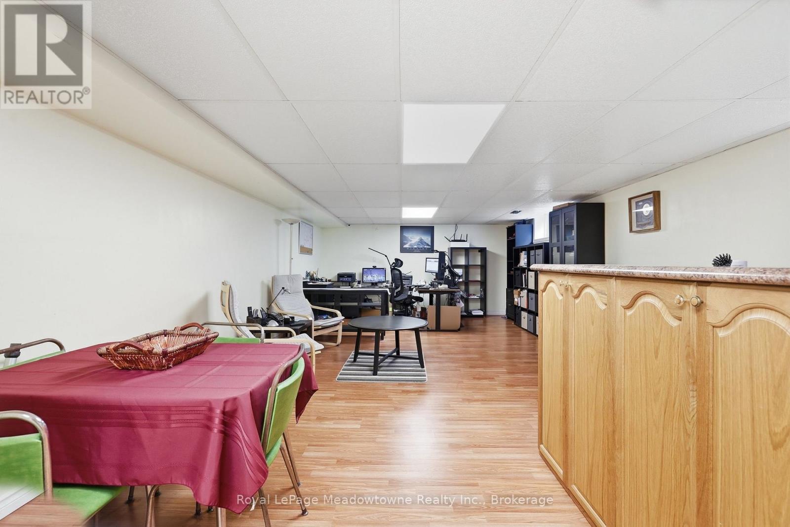 












7053 APPLEBY LINE

,
Milton,




Ontario
L9T2Y1

