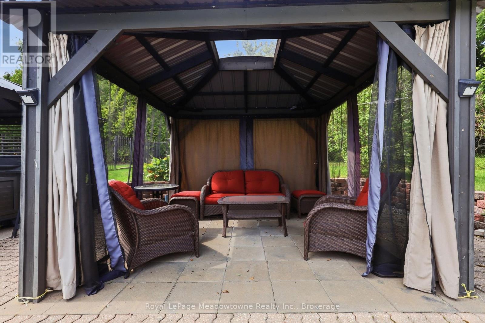 












7053 APPLEBY LINE

,
Milton,




Ontario
L9T2Y1

