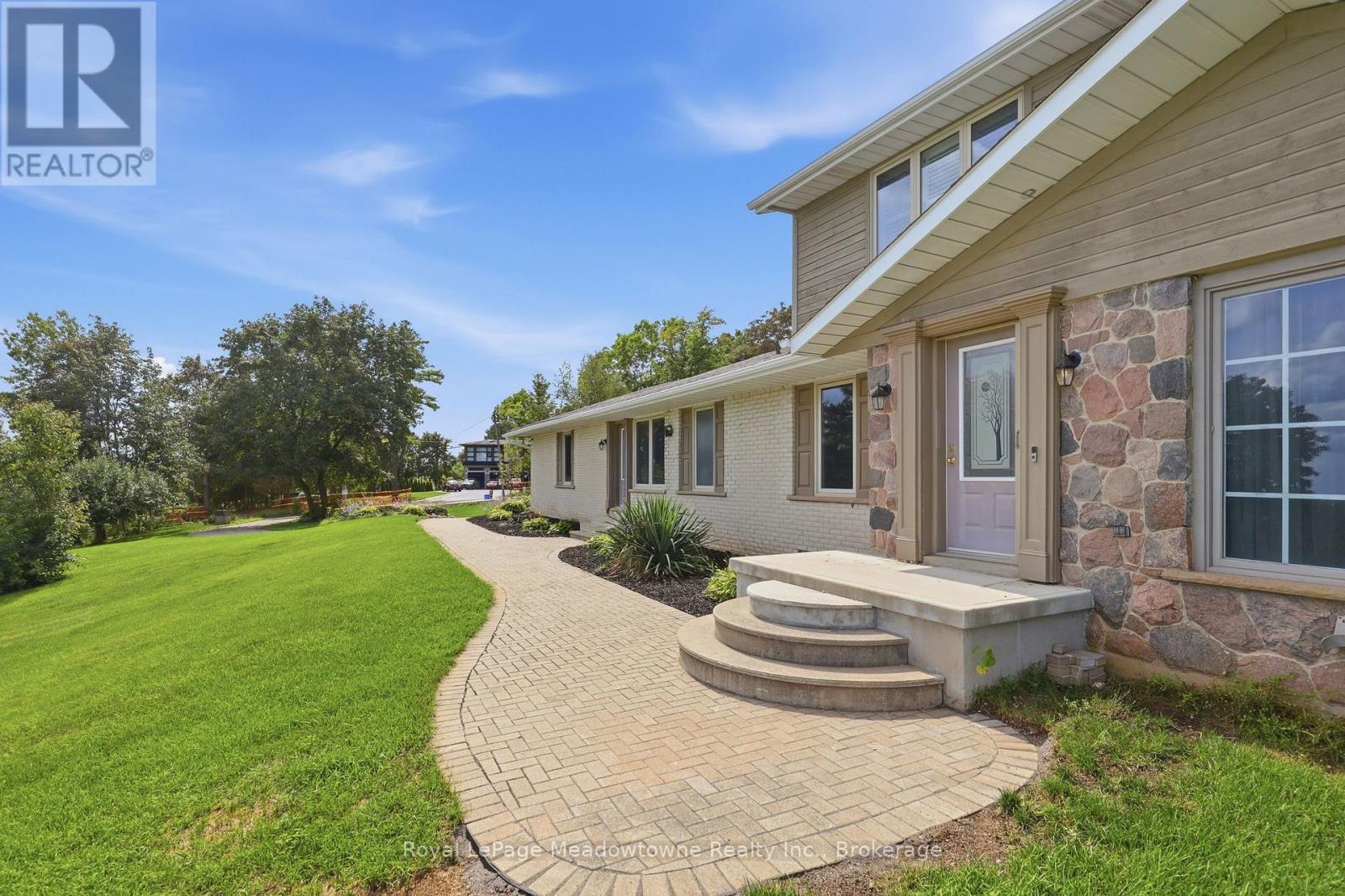 












7053 APPLEBY LINE

,
Milton,




Ontario
L9T2Y1

