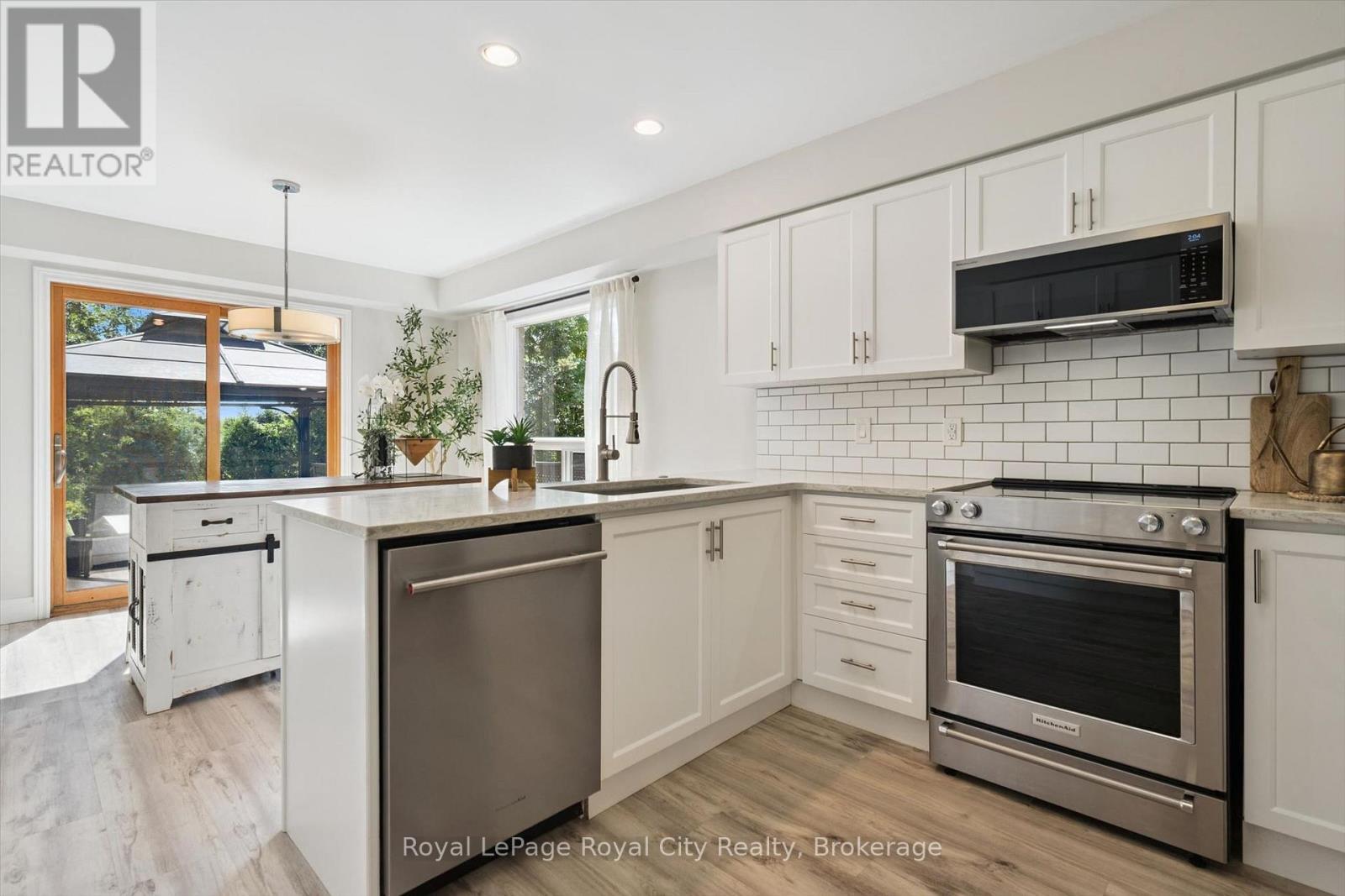 












81 TEAL DRIVE

,
Guelph (Kortright Hills),




Ontario
N1C1H2

