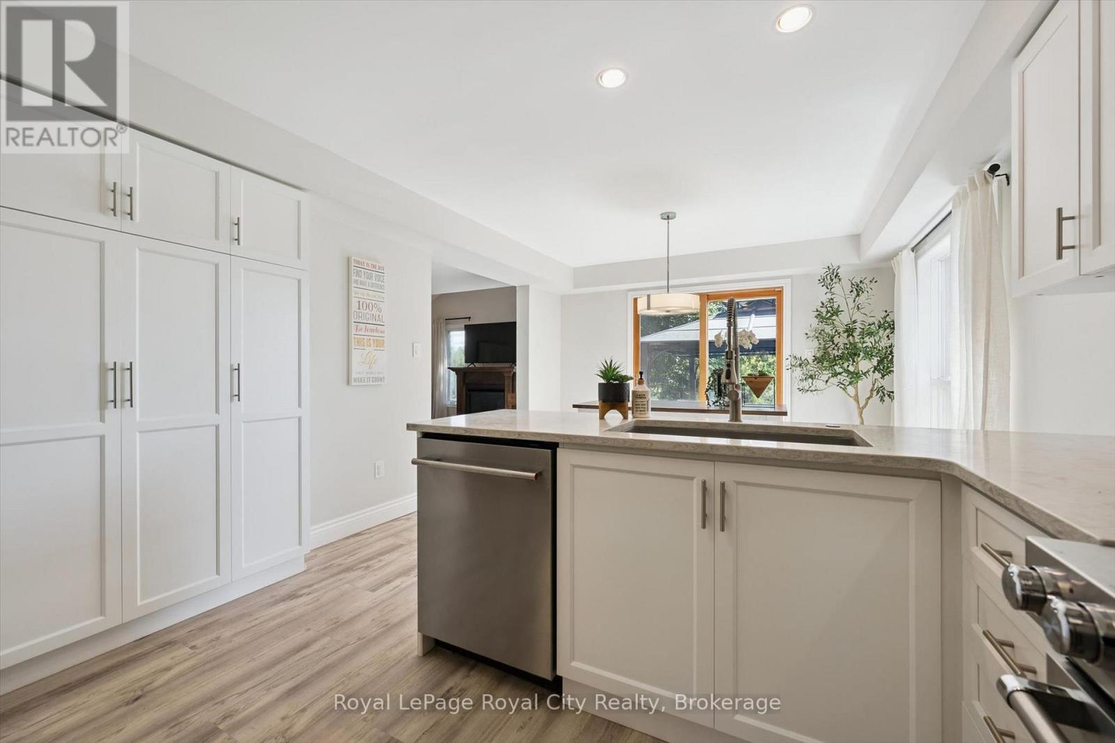












81 TEAL DRIVE

,
Guelph (Kortright Hills),




Ontario
N1C1H2

