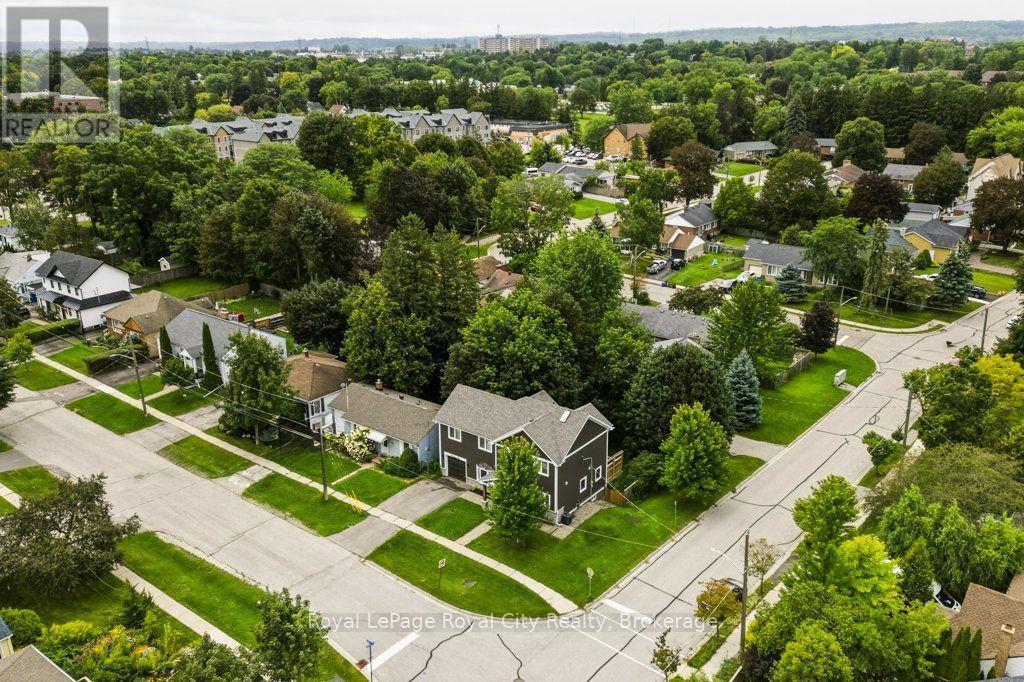 












236 STANLEY STREET

,
Newmarket (Central Newmarket),




Ontario
L3Y4M9

