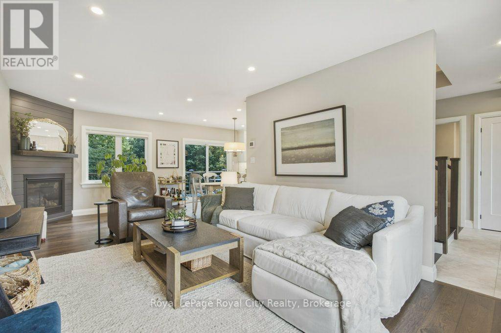 












236 STANLEY STREET

,
Newmarket (Central Newmarket),




Ontario
L3Y4M9

