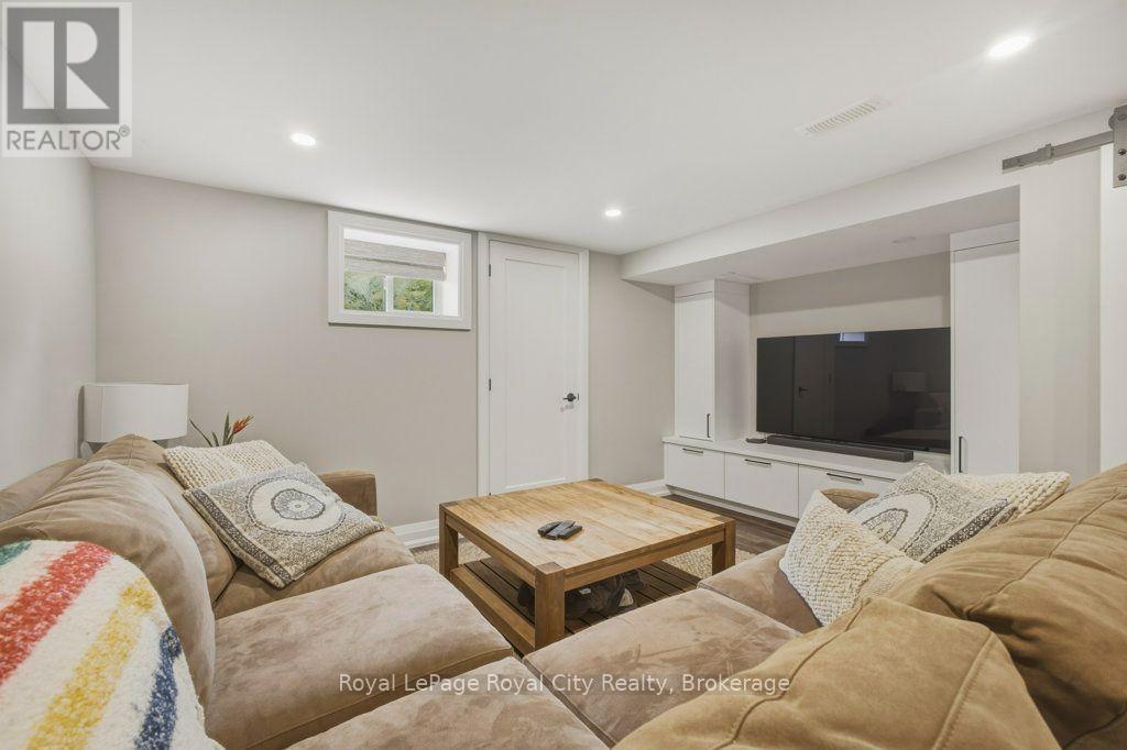 












236 STANLEY STREET

,
Newmarket (Central Newmarket),




Ontario
L3Y4M9


