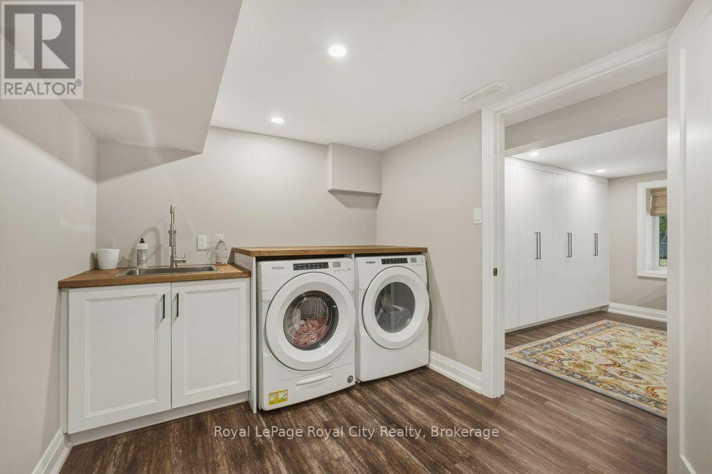 












236 STANLEY STREET

,
Newmarket (Central Newmarket),




Ontario
L3Y4M9

