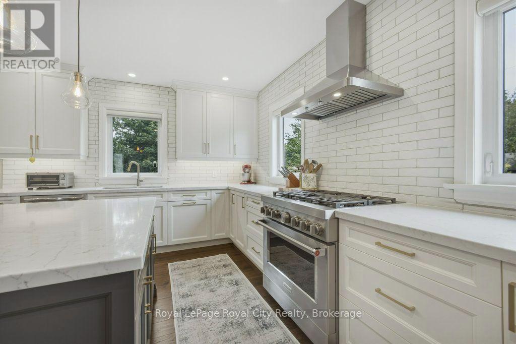 












236 STANLEY STREET

,
Newmarket (Central Newmarket),




Ontario
L3Y4M9

