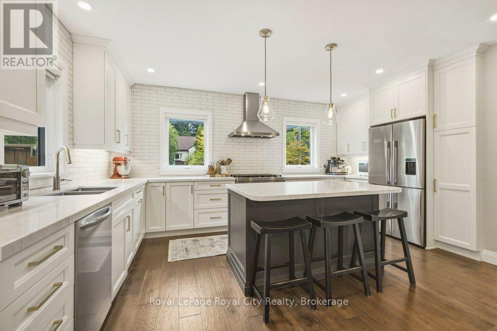 












236 STANLEY STREET

,
Newmarket (Central Newmarket),




Ontario
L3Y4M9

