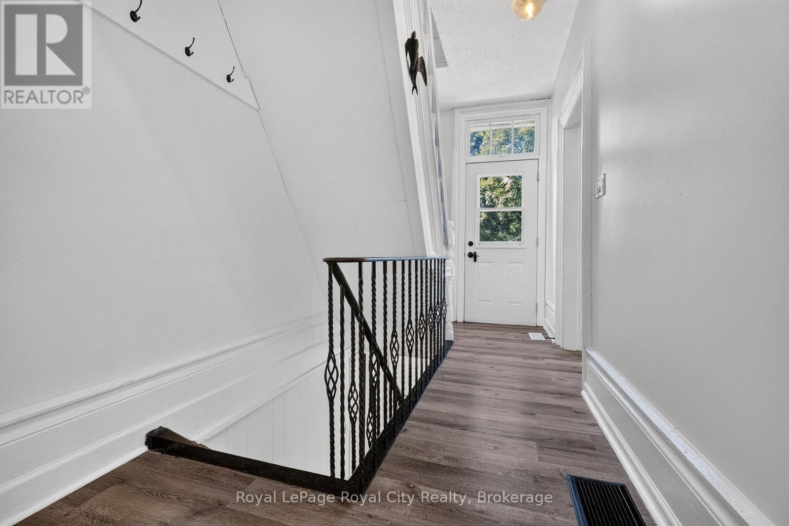 












393 MAIN STREET S

,
Guelph/Eramosa (Rockwood),




Ontario
N0B2K0

