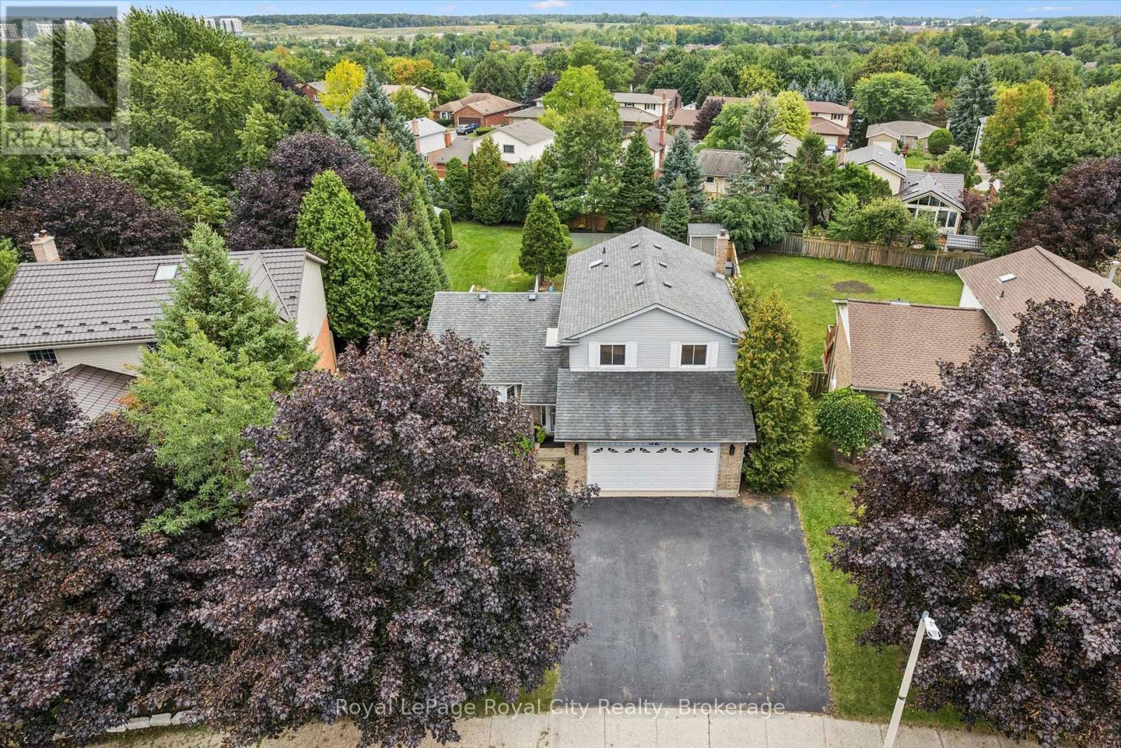 












32 THORNHILL DRIVE

,
Guelph (Willow West/Sugarbush/West Acres),




Ontario
N1H8B6

