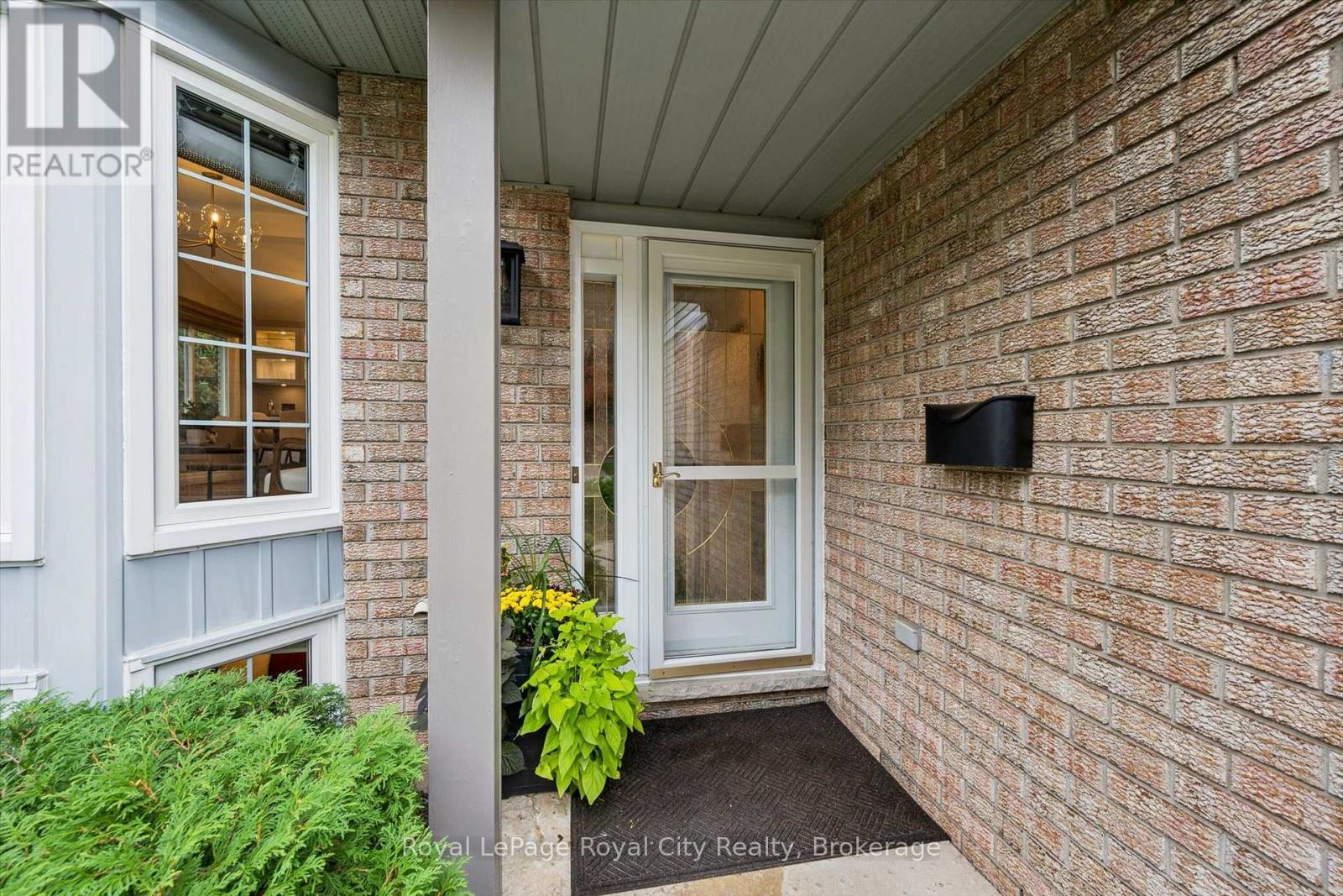 












32 THORNHILL DRIVE

,
Guelph (Willow West/Sugarbush/West Acres),




Ontario
N1H8B6

