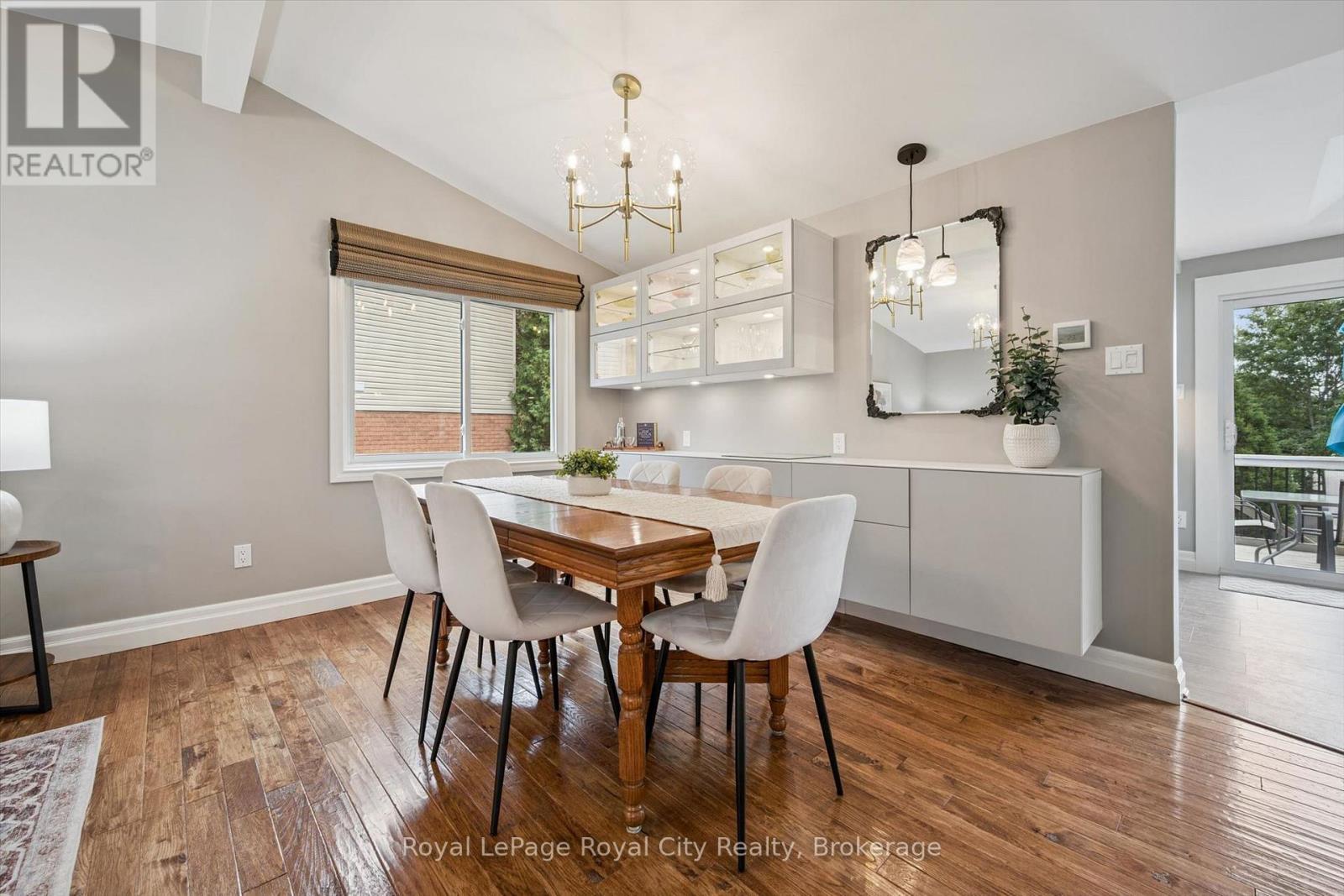 












32 THORNHILL DRIVE

,
Guelph (Willow West/Sugarbush/West Acres),




Ontario
N1H8B6

