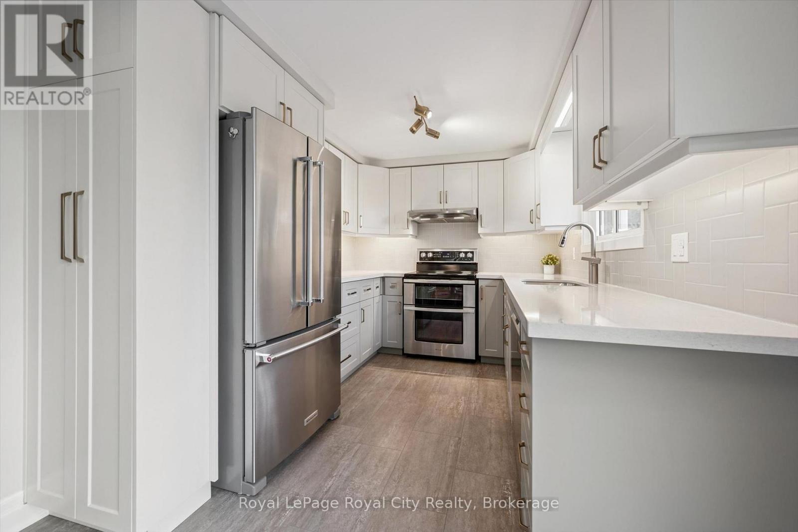 












32 THORNHILL DRIVE

,
Guelph (Willow West/Sugarbush/West Acres),




Ontario
N1H8B6

