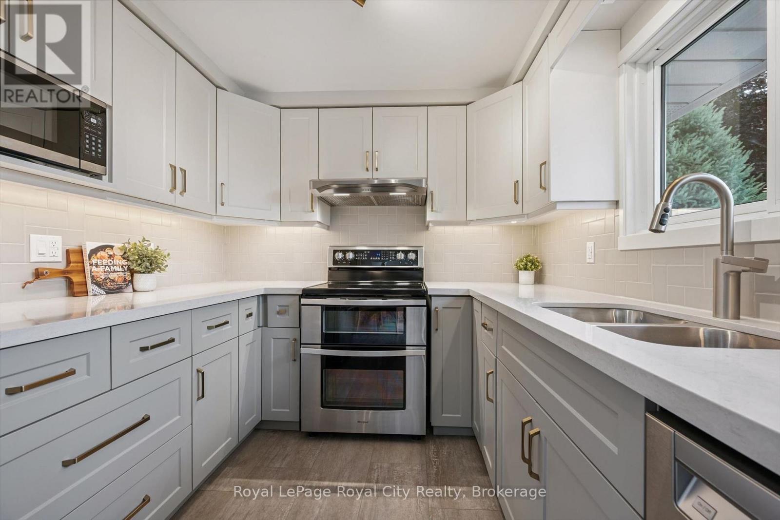 












32 THORNHILL DRIVE

,
Guelph (Willow West/Sugarbush/West Acres),




Ontario
N1H8B6

