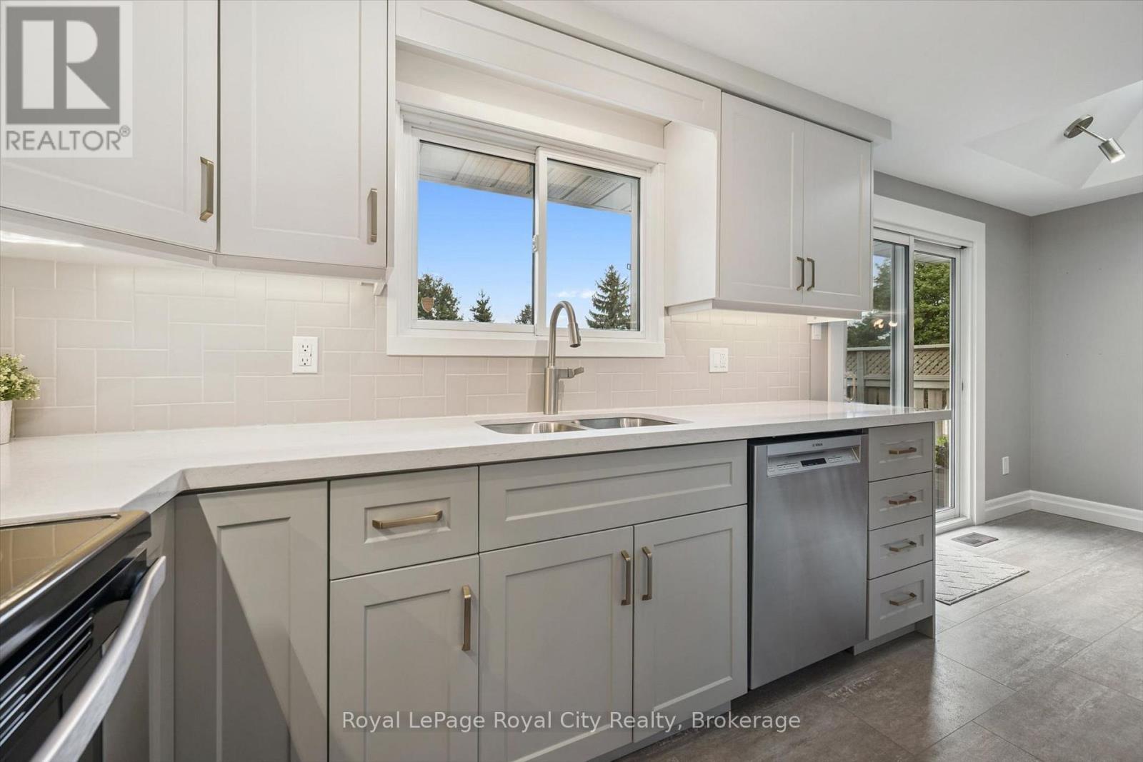 












32 THORNHILL DRIVE

,
Guelph (Willow West/Sugarbush/West Acres),




Ontario
N1H8B6

