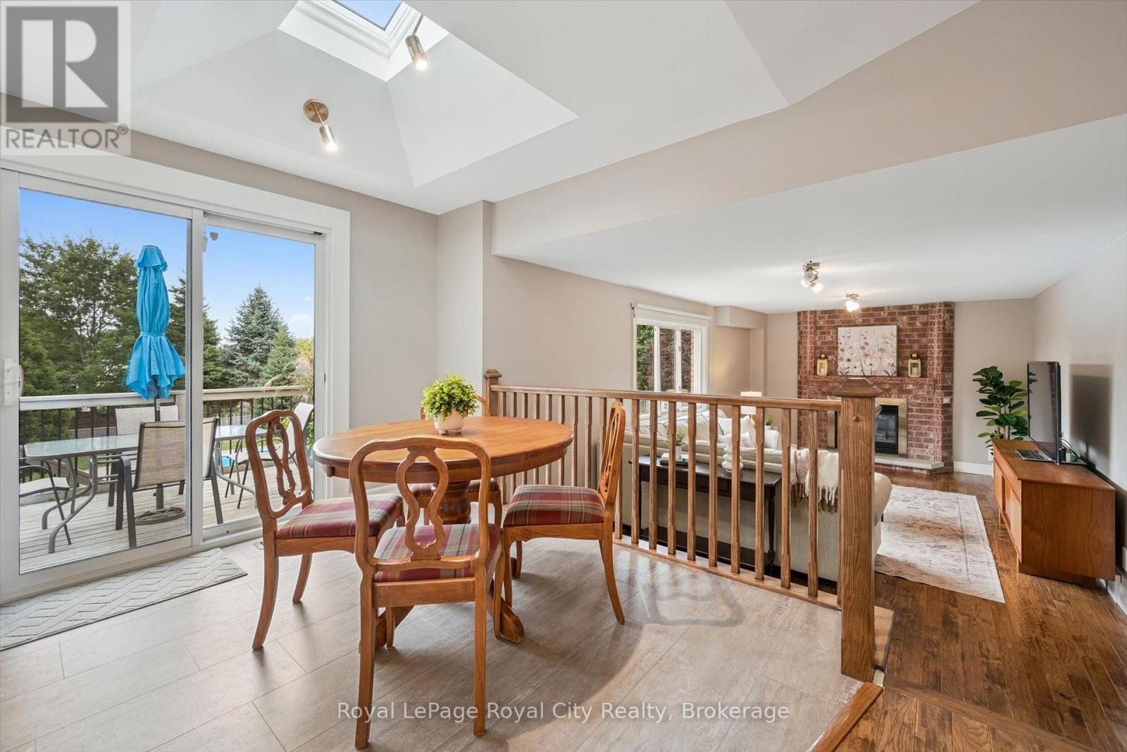 












32 THORNHILL DRIVE

,
Guelph (Willow West/Sugarbush/West Acres),




Ontario
N1H8B6

