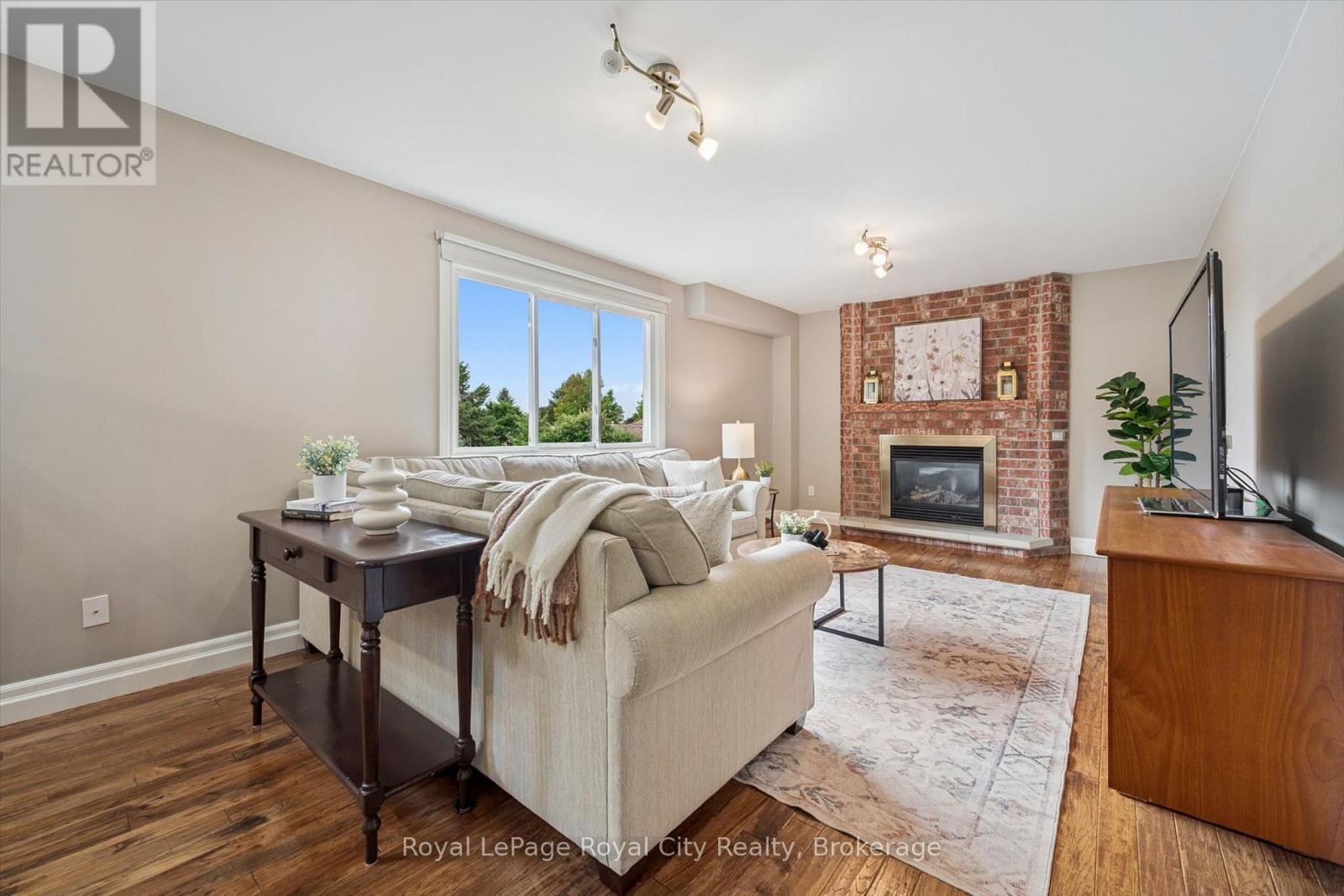 












32 THORNHILL DRIVE

,
Guelph (Willow West/Sugarbush/West Acres),




Ontario
N1H8B6

