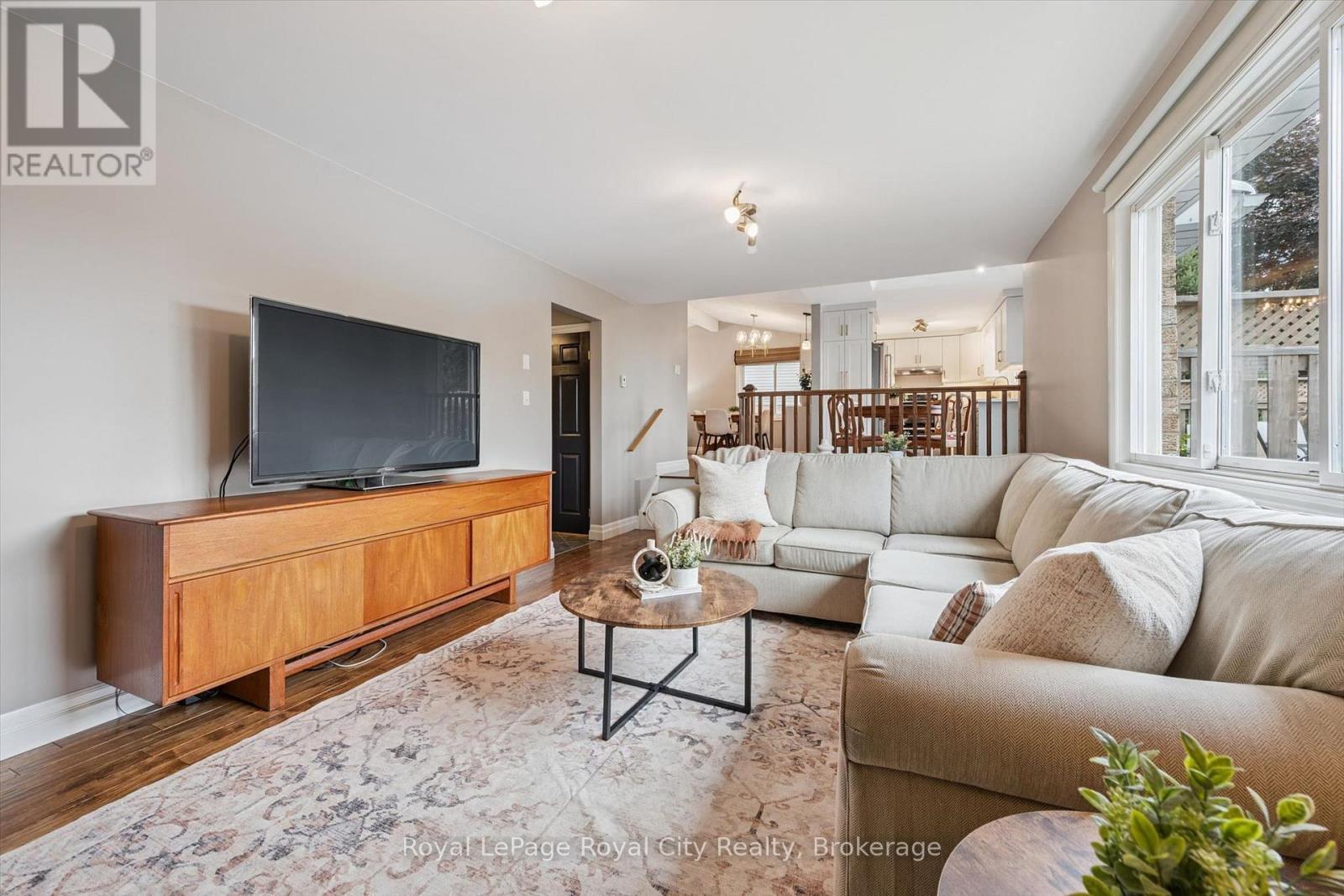 












32 THORNHILL DRIVE

,
Guelph (Willow West/Sugarbush/West Acres),




Ontario
N1H8B6

