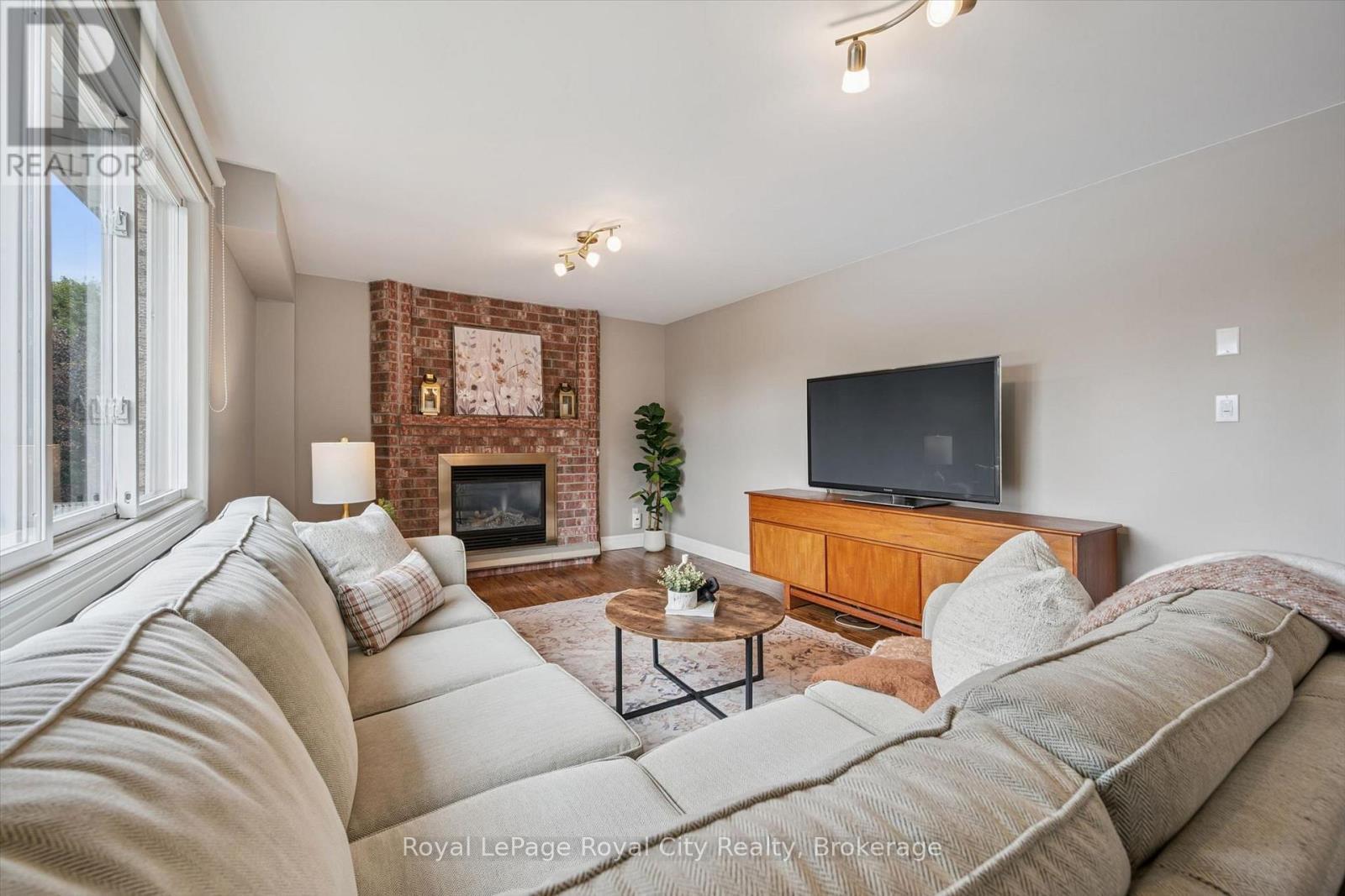 












32 THORNHILL DRIVE

,
Guelph (Willow West/Sugarbush/West Acres),




Ontario
N1H8B6

