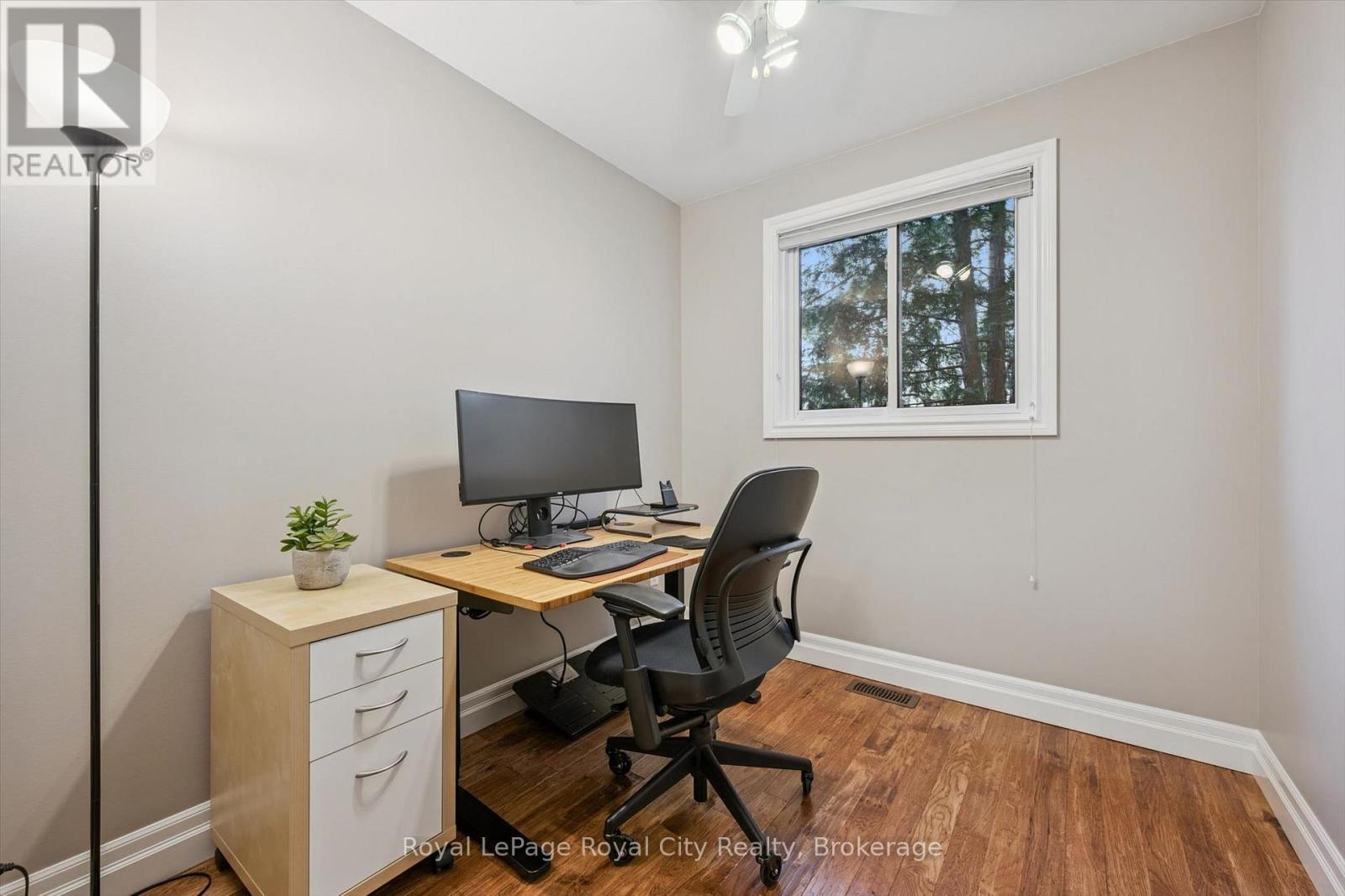 












32 THORNHILL DRIVE

,
Guelph (Willow West/Sugarbush/West Acres),




Ontario
N1H8B6

