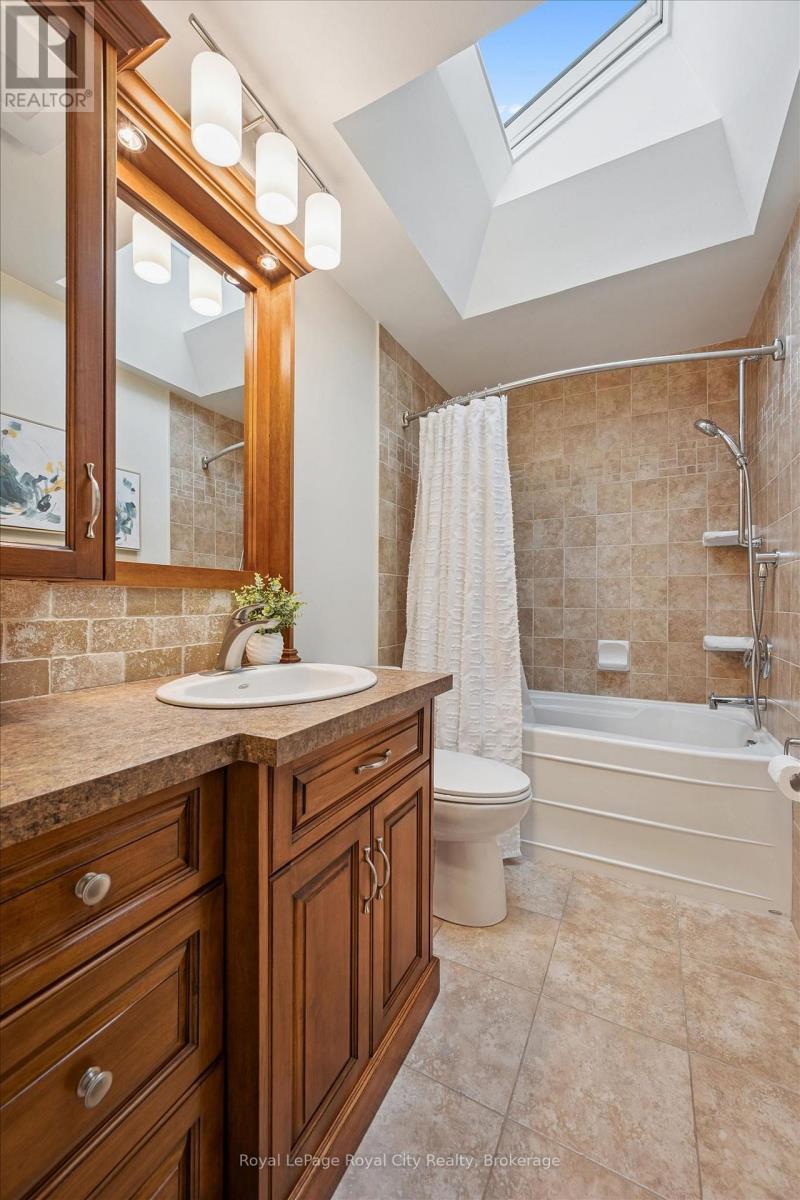 












32 THORNHILL DRIVE

,
Guelph (Willow West/Sugarbush/West Acres),




Ontario
N1H8B6


