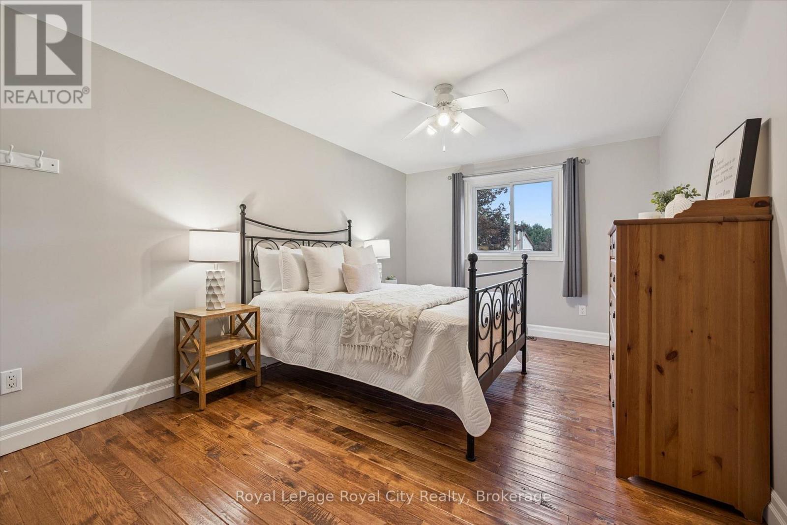












32 THORNHILL DRIVE

,
Guelph (Willow West/Sugarbush/West Acres),




Ontario
N1H8B6

