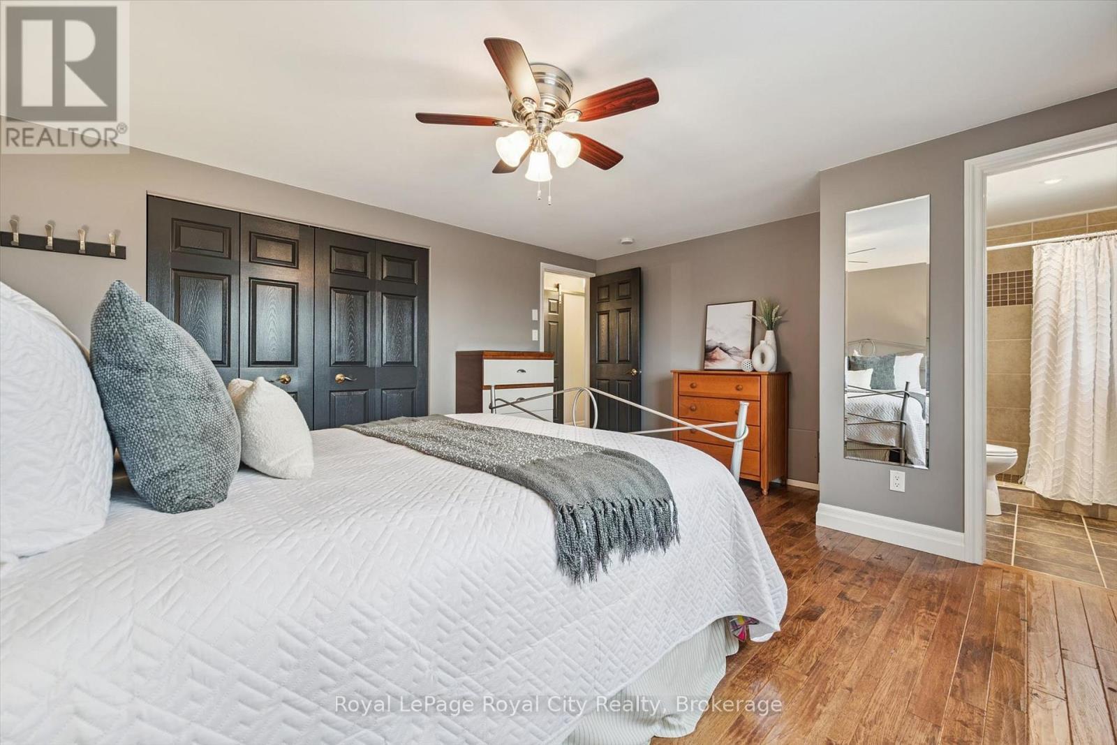 












32 THORNHILL DRIVE

,
Guelph (Willow West/Sugarbush/West Acres),




Ontario
N1H8B6

