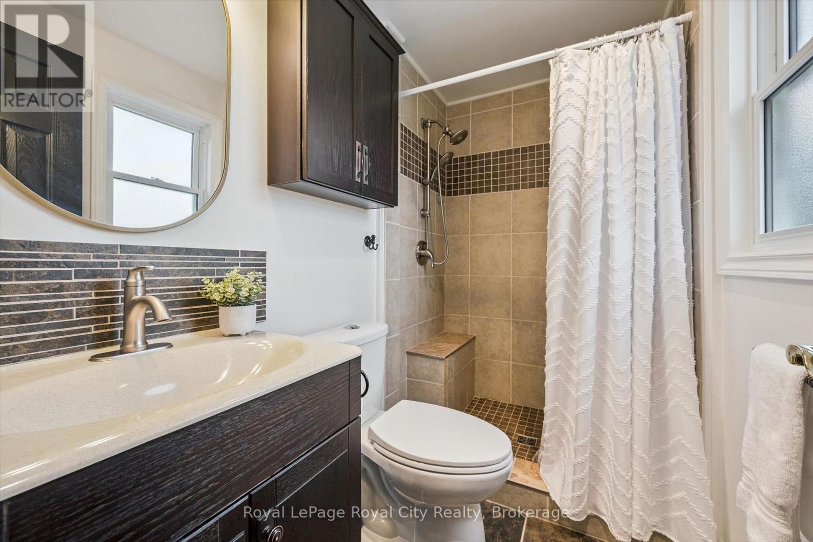 












32 THORNHILL DRIVE

,
Guelph (Willow West/Sugarbush/West Acres),




Ontario
N1H8B6

