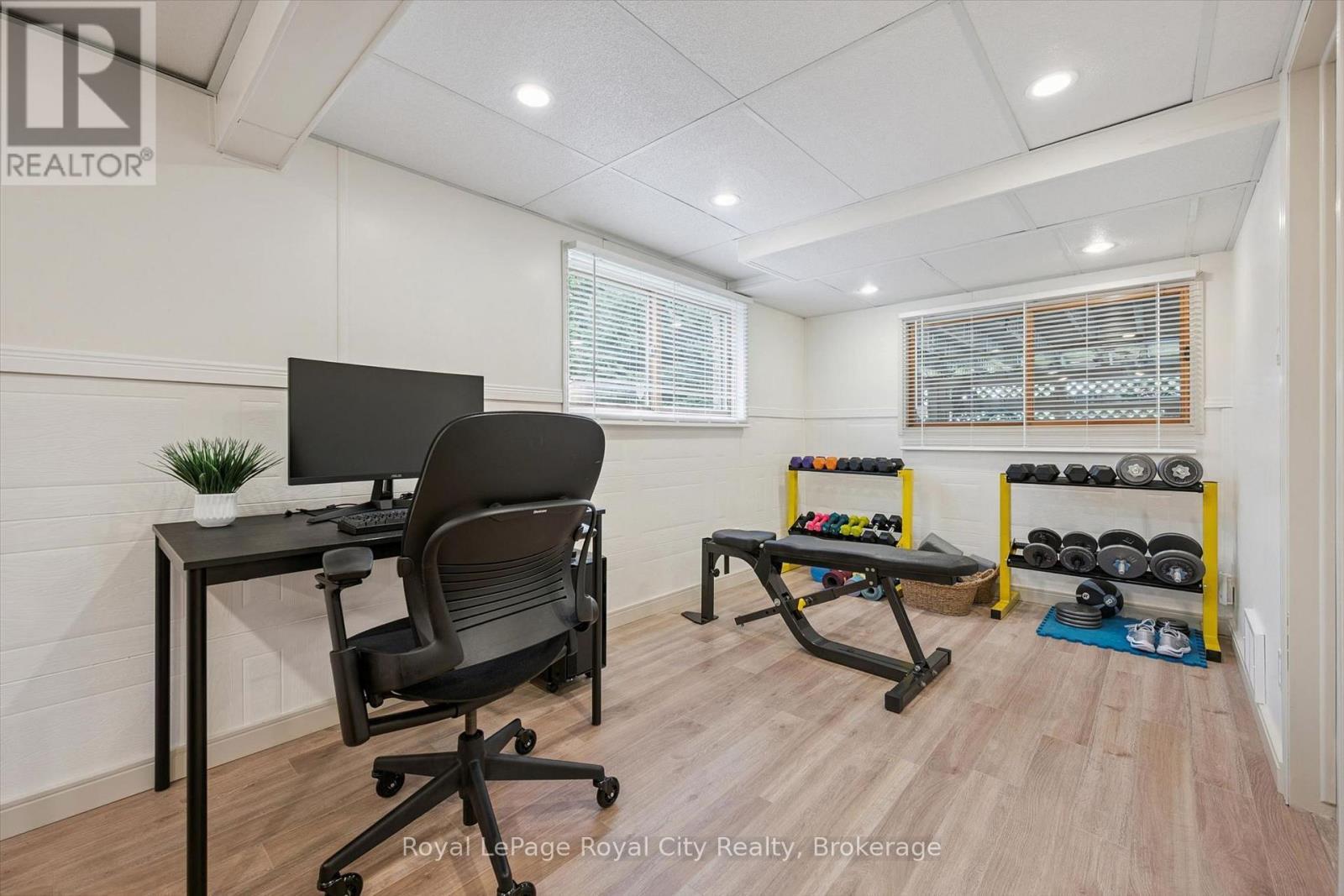 












32 THORNHILL DRIVE

,
Guelph (Willow West/Sugarbush/West Acres),




Ontario
N1H8B6

