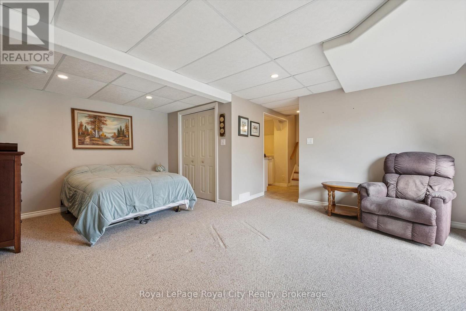 












32 THORNHILL DRIVE

,
Guelph (Willow West/Sugarbush/West Acres),




Ontario
N1H8B6

