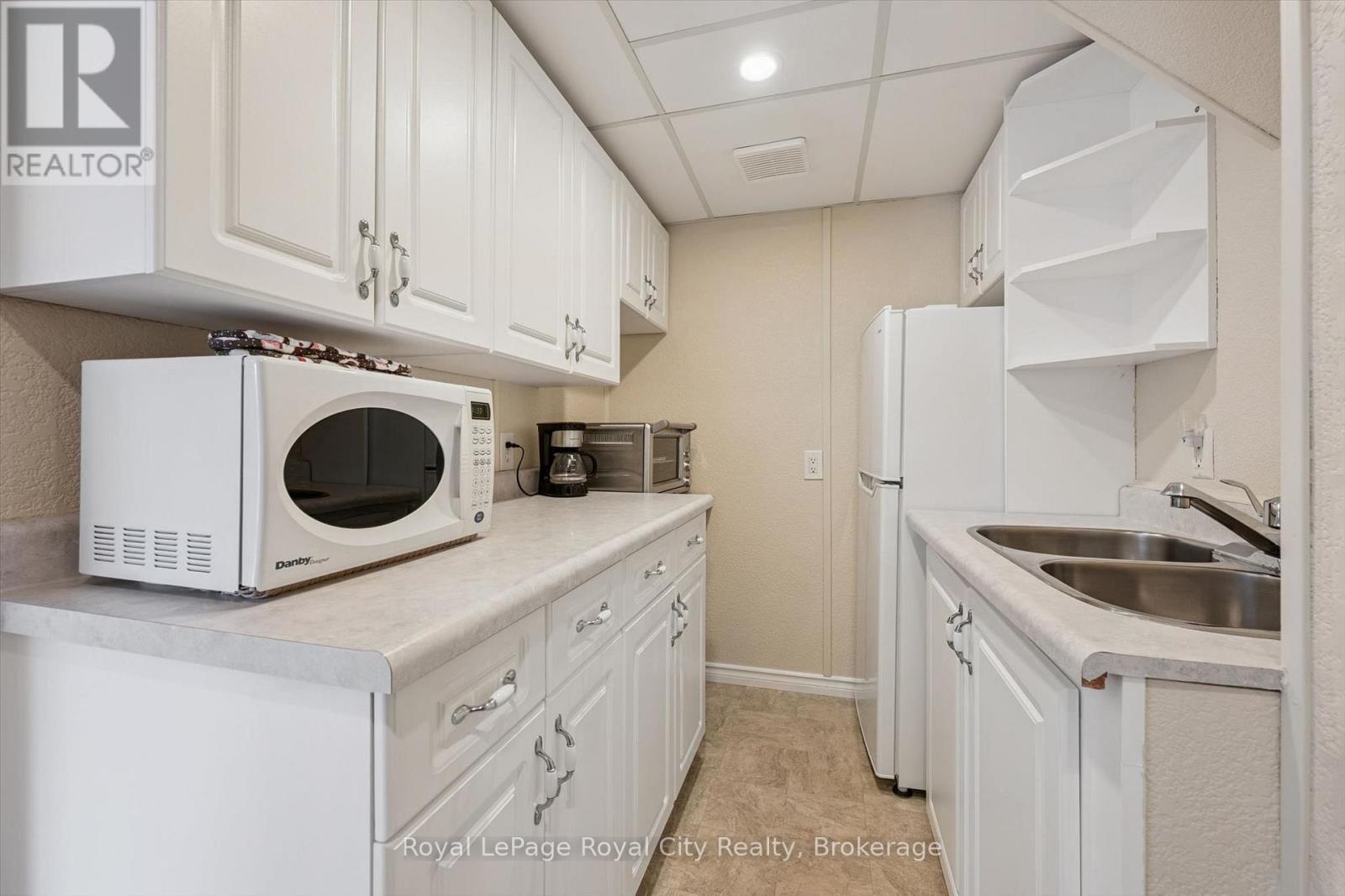 












32 THORNHILL DRIVE

,
Guelph (Willow West/Sugarbush/West Acres),




Ontario
N1H8B6

