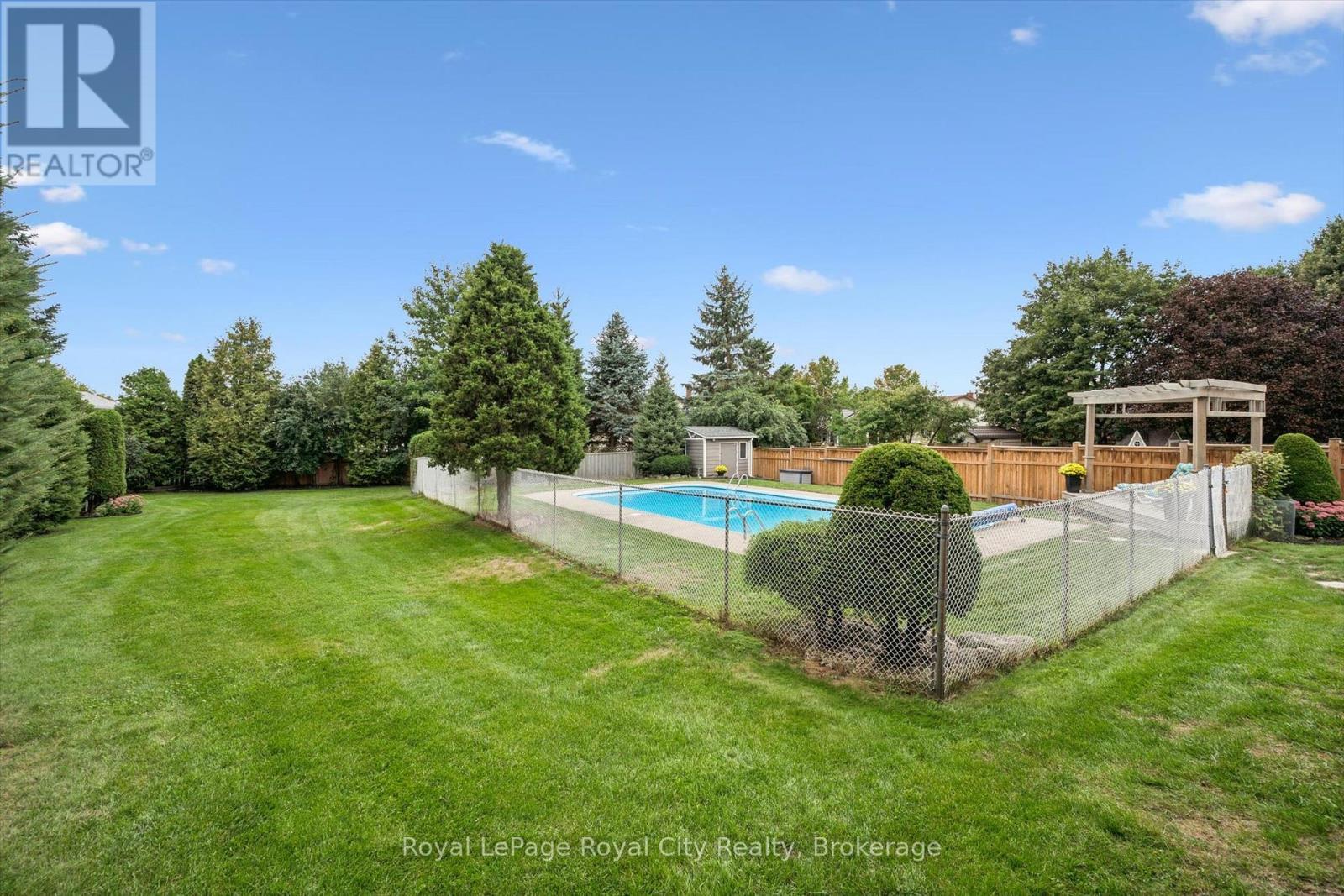 












32 THORNHILL DRIVE

,
Guelph (Willow West/Sugarbush/West Acres),




Ontario
N1H8B6

