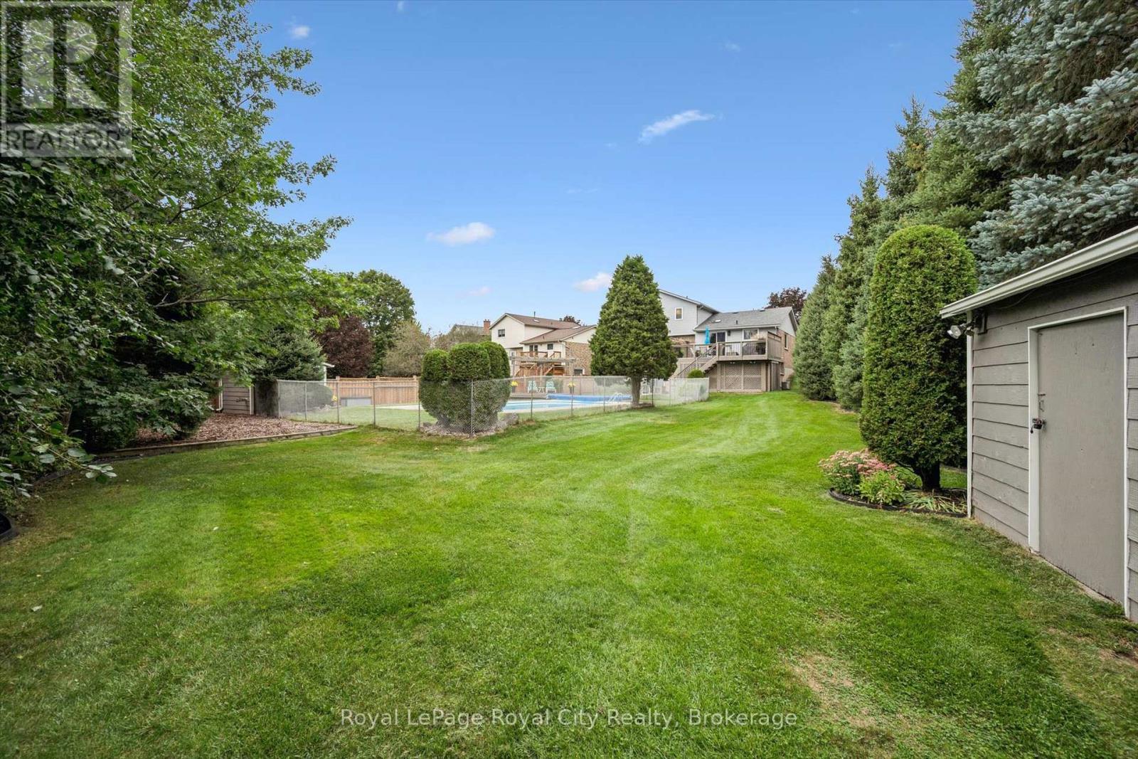 












32 THORNHILL DRIVE

,
Guelph (Willow West/Sugarbush/West Acres),




Ontario
N1H8B6


