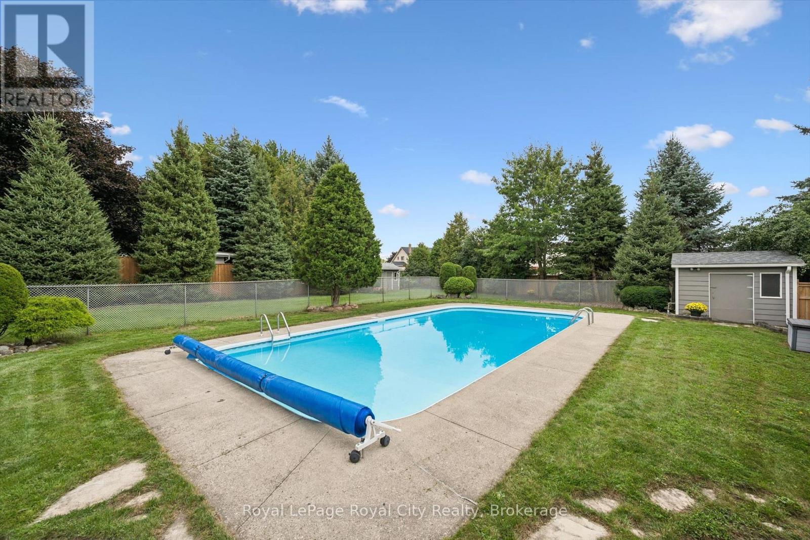 












32 THORNHILL DRIVE

,
Guelph (Willow West/Sugarbush/West Acres),




Ontario
N1H8B6

