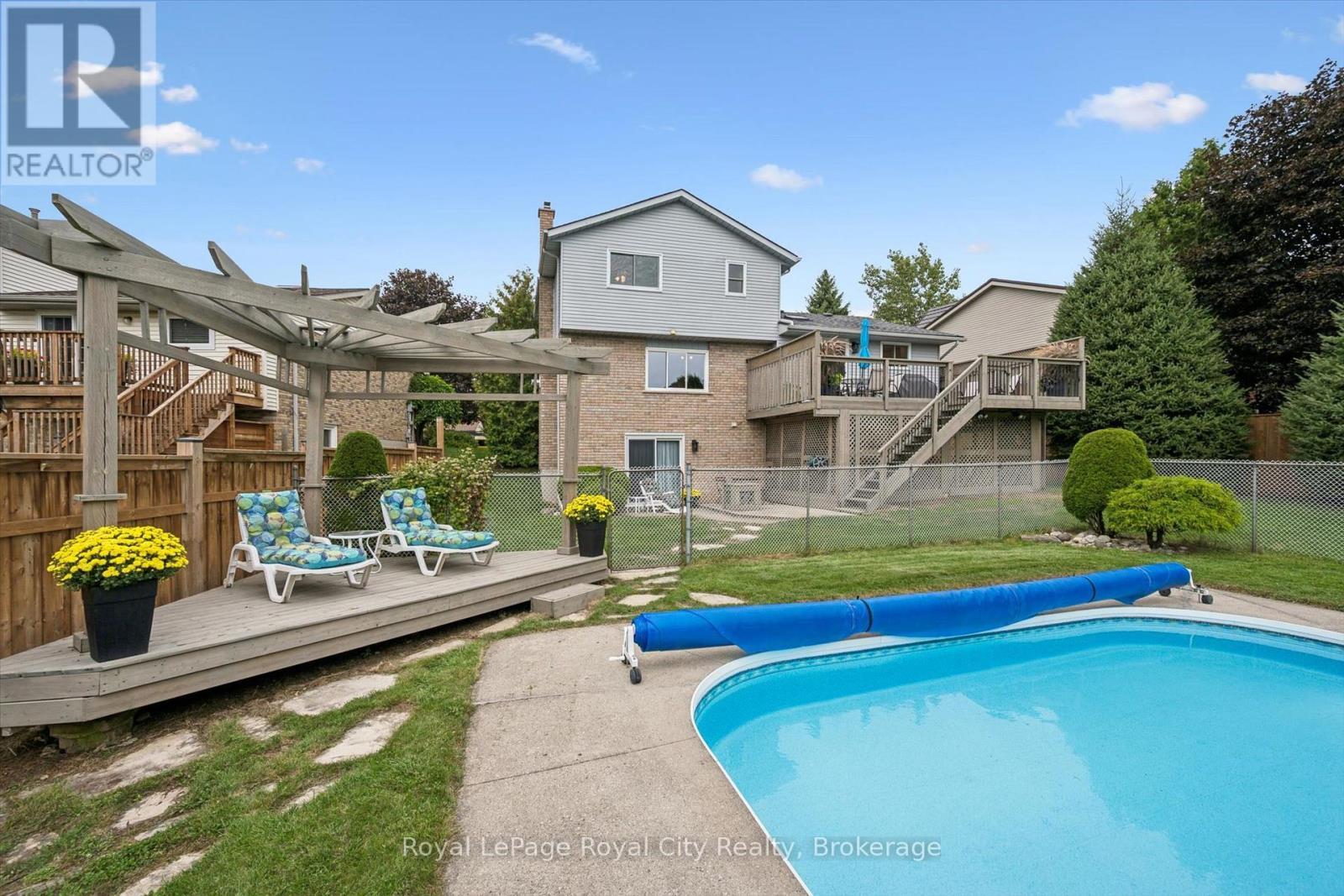 












32 THORNHILL DRIVE

,
Guelph (Willow West/Sugarbush/West Acres),




Ontario
N1H8B6

