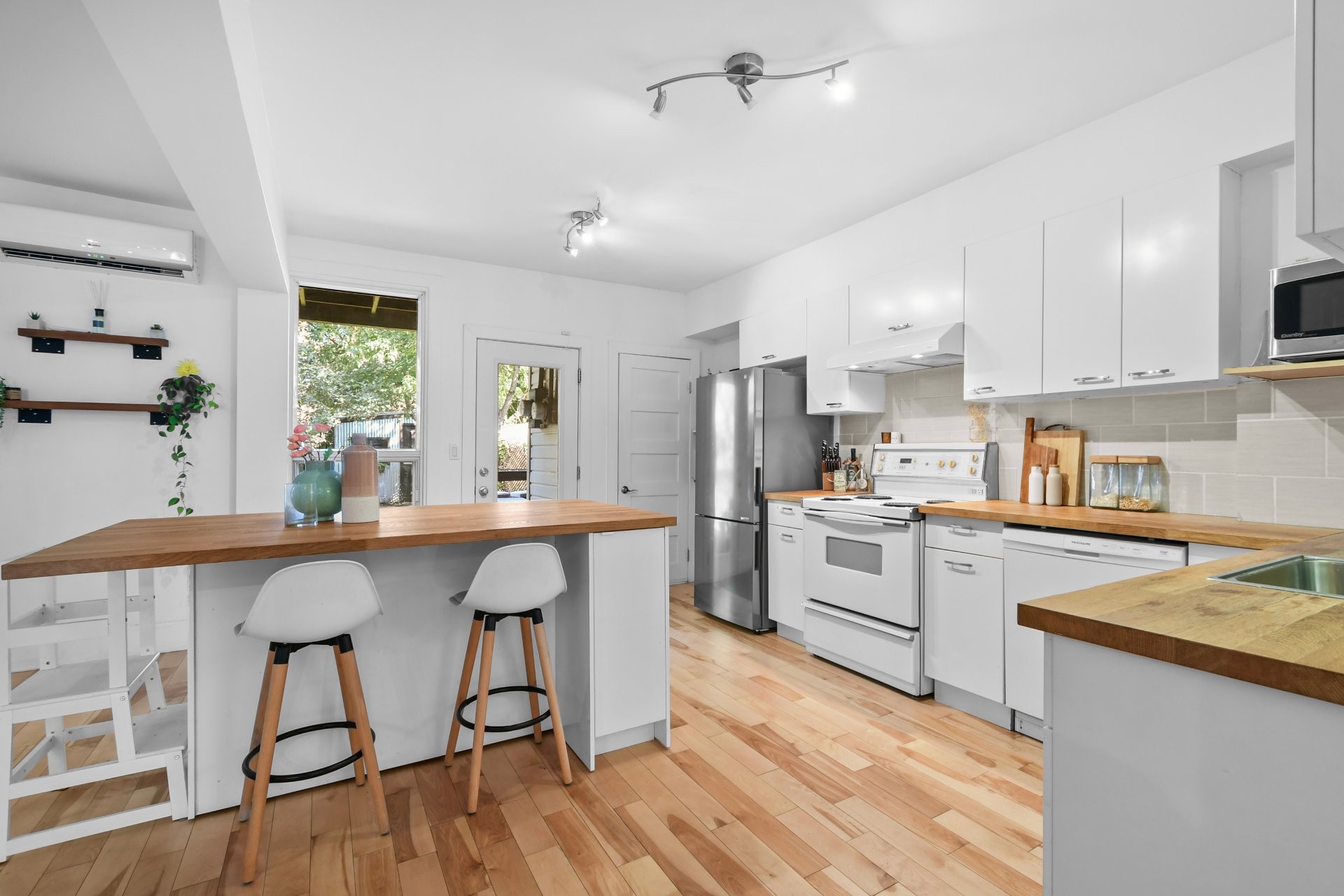 









3918


Rue Newmarch

,
Montréal (Verdun/Île-des-Soeurs),




QC
H4G1G8

