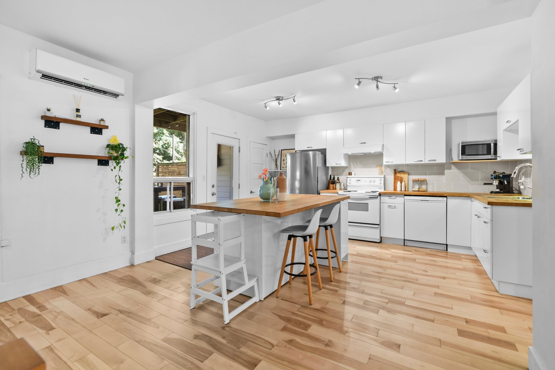 









3918


Rue Newmarch

,
Montréal (Verdun/Île-des-Soeurs),




QC
H4G1G8

