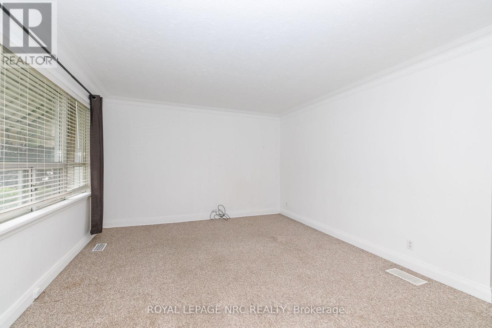 












102 TOWNLINE RD. WEST ROAD

,
St. Catharines (Burleigh Hill),




Ontario
L2T1P7

