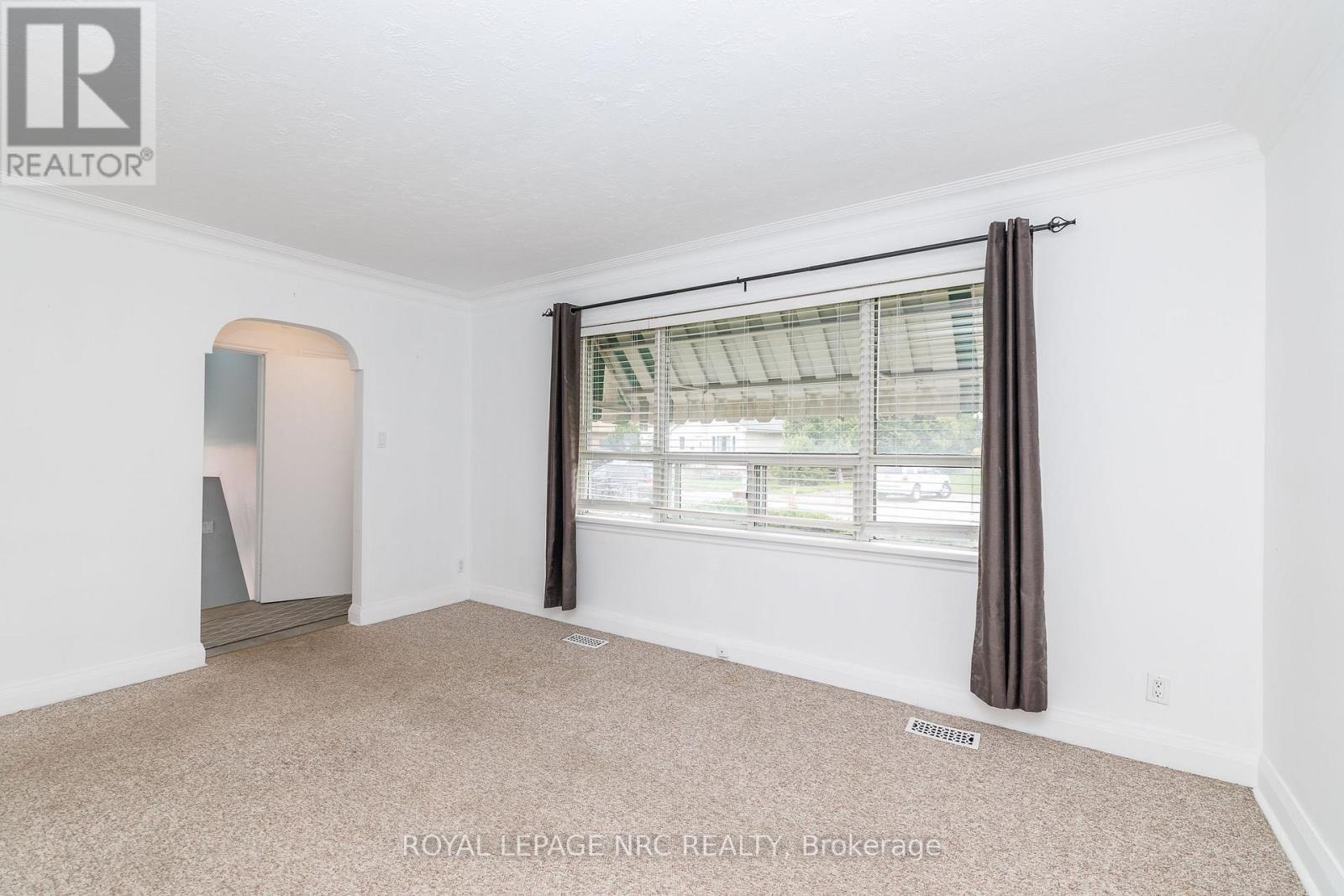 












102 TOWNLINE RD. WEST ROAD

,
St. Catharines (Burleigh Hill),




Ontario
L2T1P7

