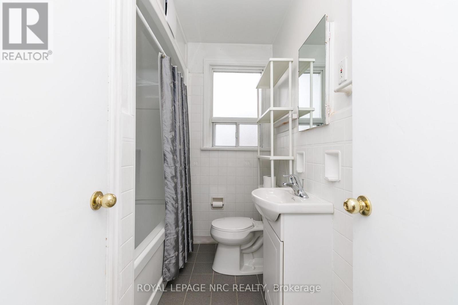 












102 TOWNLINE RD. WEST ROAD

,
St. Catharines (Burleigh Hill),




Ontario
L2T1P7


