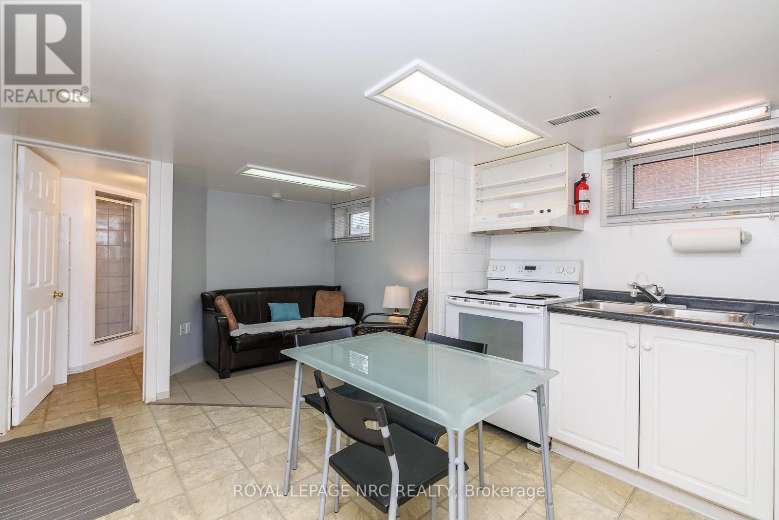 












102 TOWNLINE RD. WEST ROAD

,
St. Catharines (Burleigh Hill),




Ontario
L2T1P7

