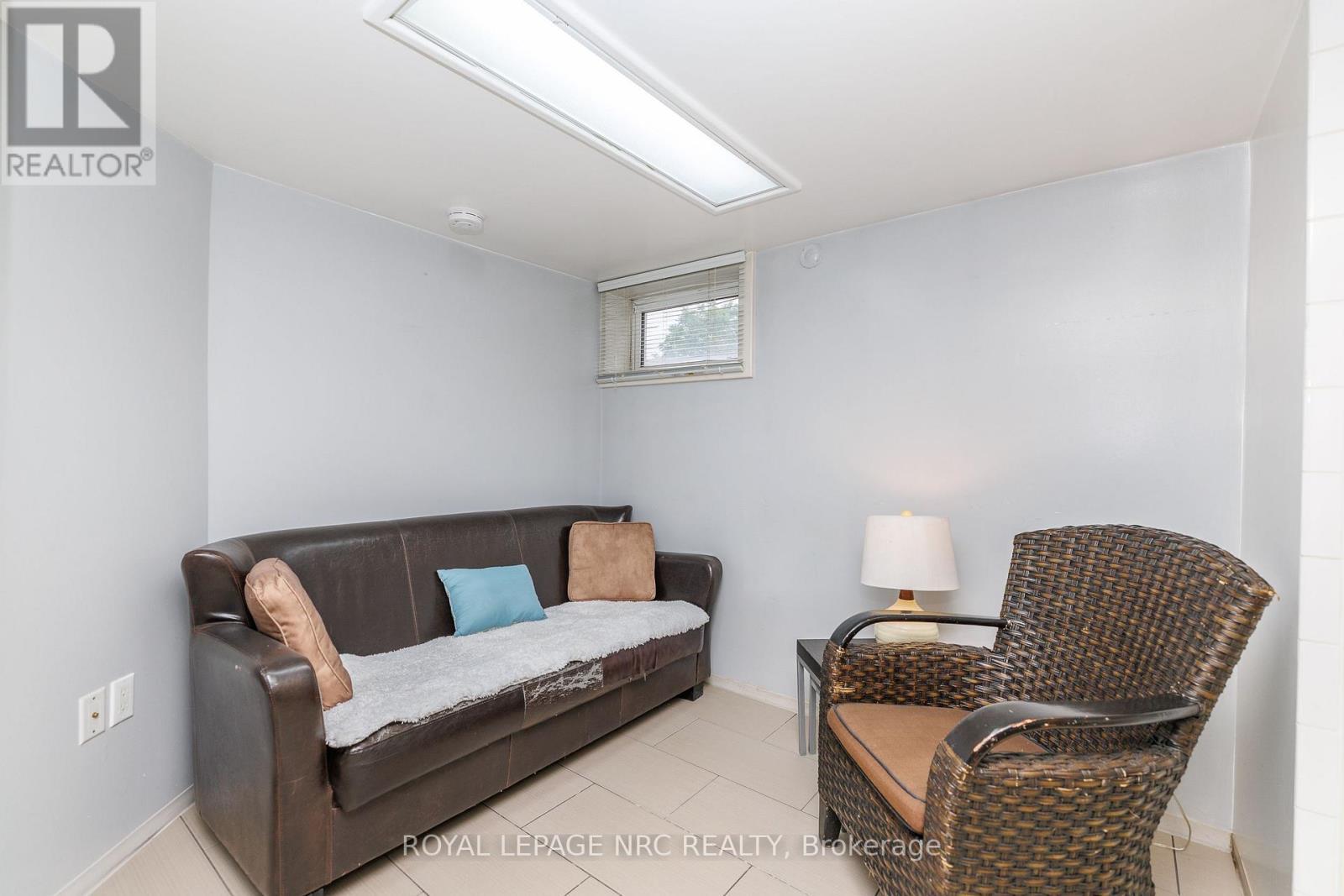 












102 TOWNLINE RD. WEST ROAD

,
St. Catharines (Burleigh Hill),




Ontario
L2T1P7

