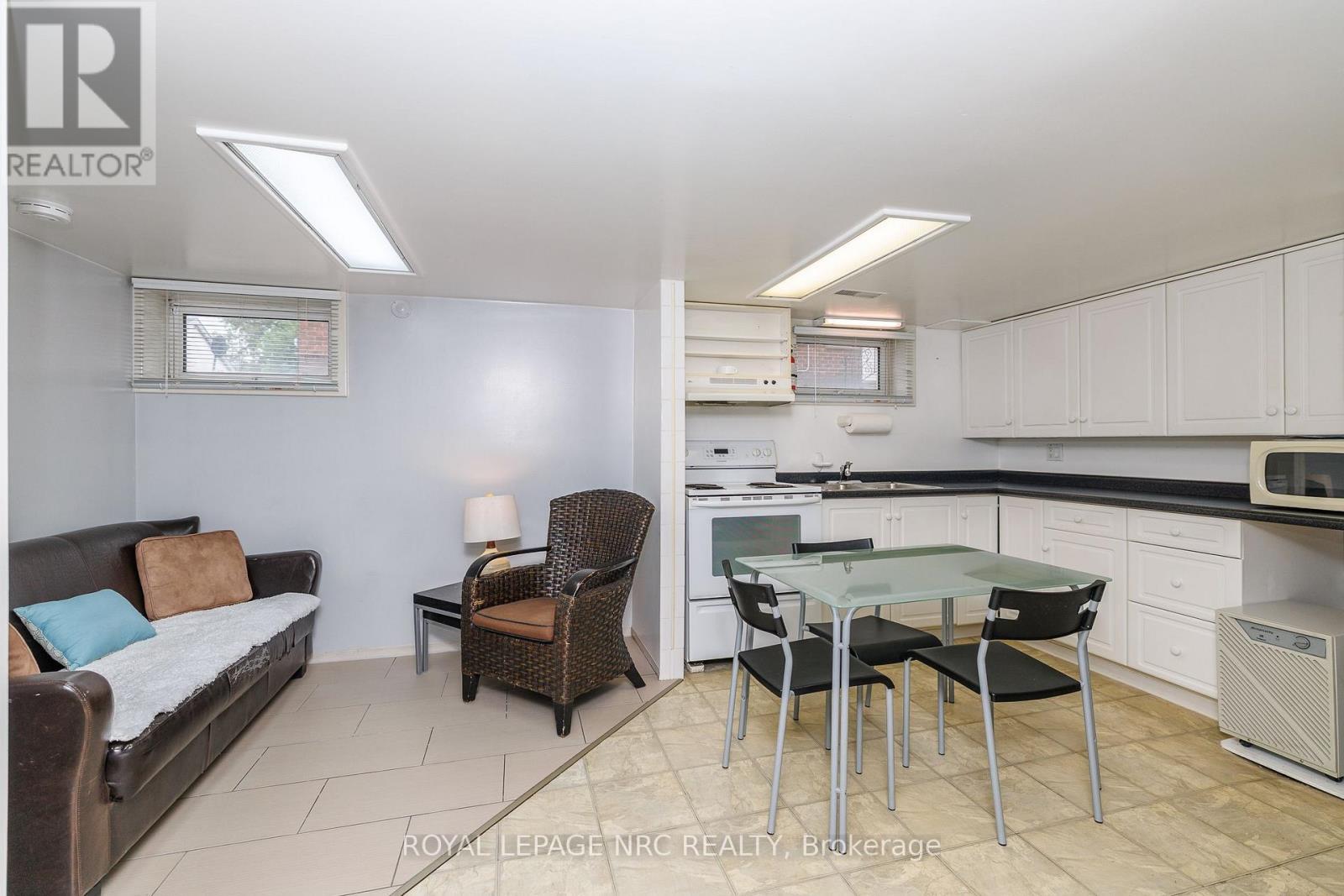 












102 TOWNLINE RD. WEST ROAD

,
St. Catharines (Burleigh Hill),




Ontario
L2T1P7

